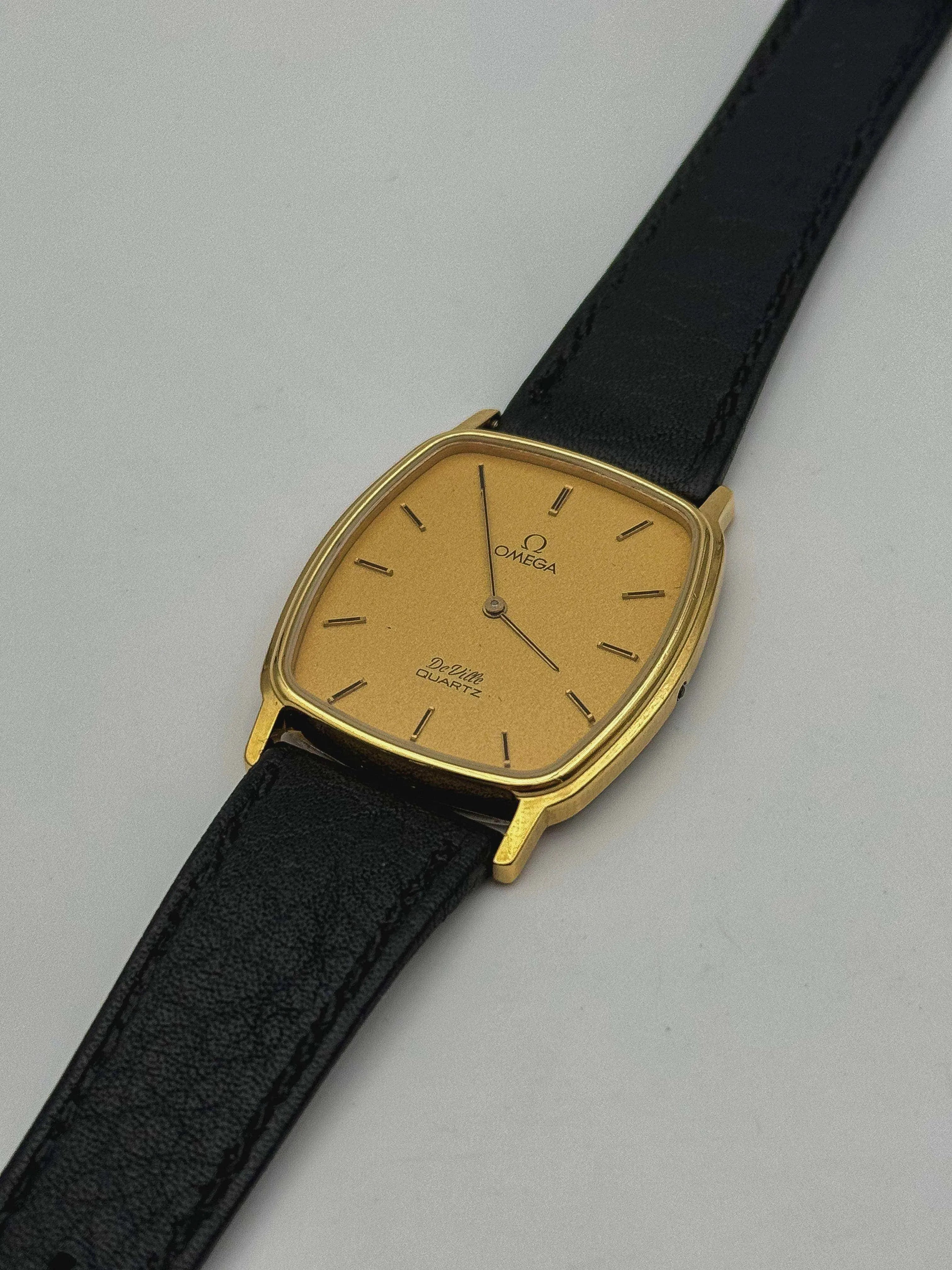 Omega - De Ville Tonneau Plaqué or Poussoir Taille Medium - 1979 - Atelier Victor Paris - Vintage Watch Shop Dubai