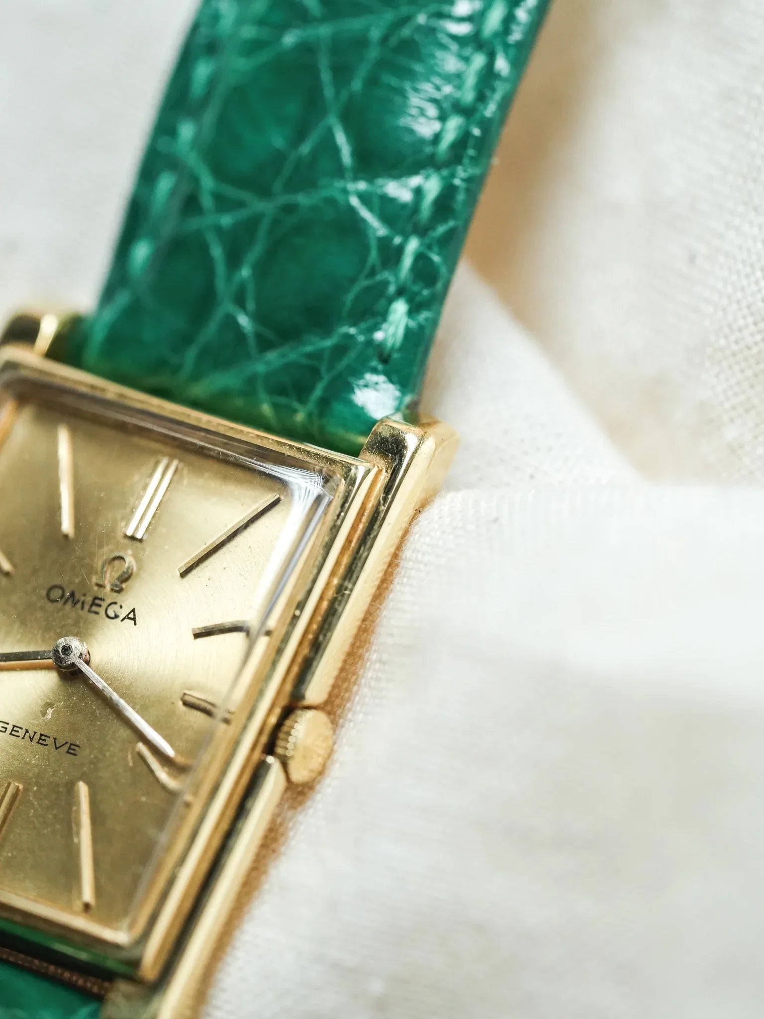 Omega - Genève 111.050 Tank Stepcase Or 18k Cadran Or 18k - 1964 - Atelier Victor