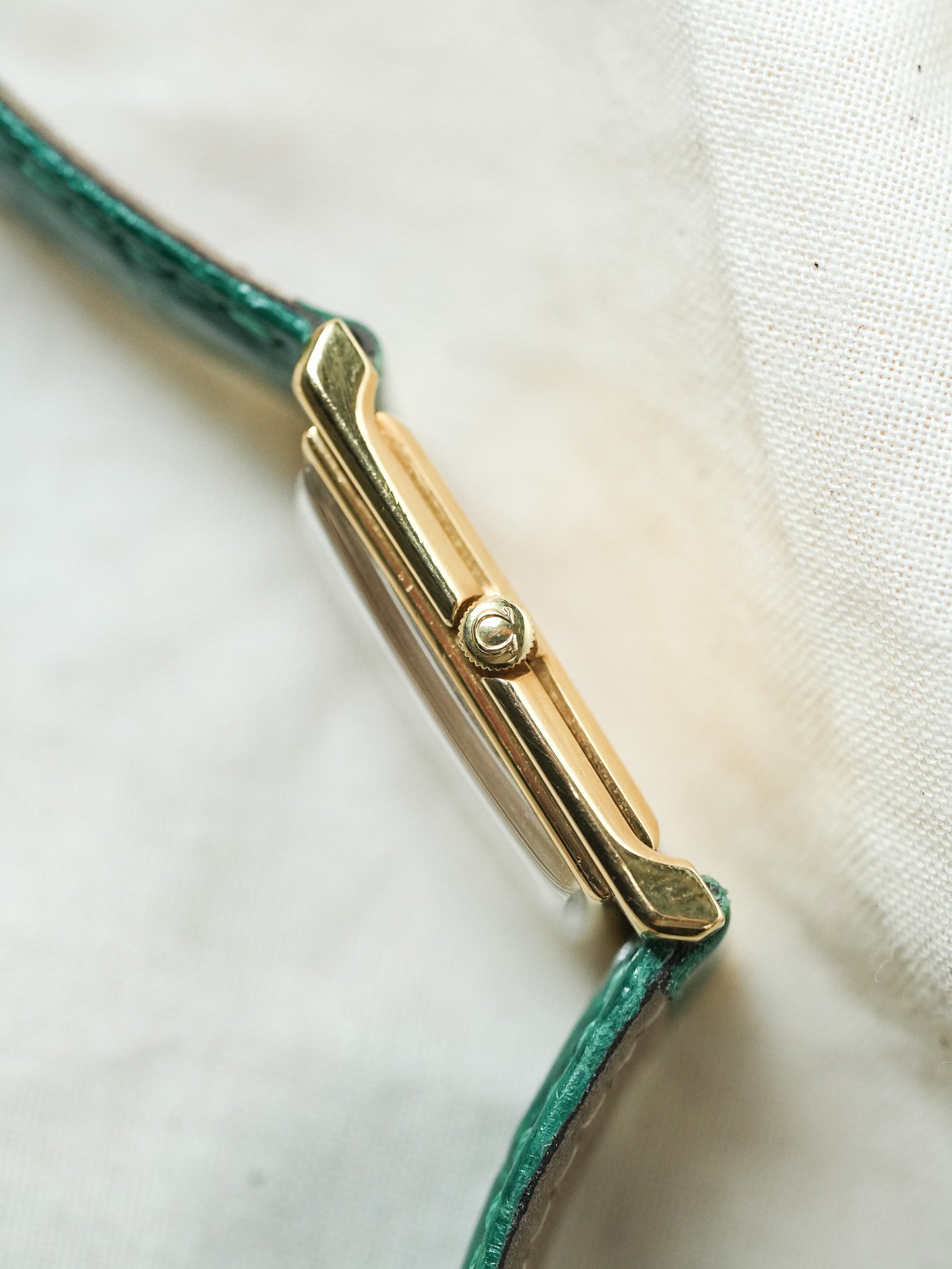 Omega - Genève 111.050 Tank Stepcase Or 18k Cadran Or 18k - 1964 - Atelier Victor - Vintage Shop