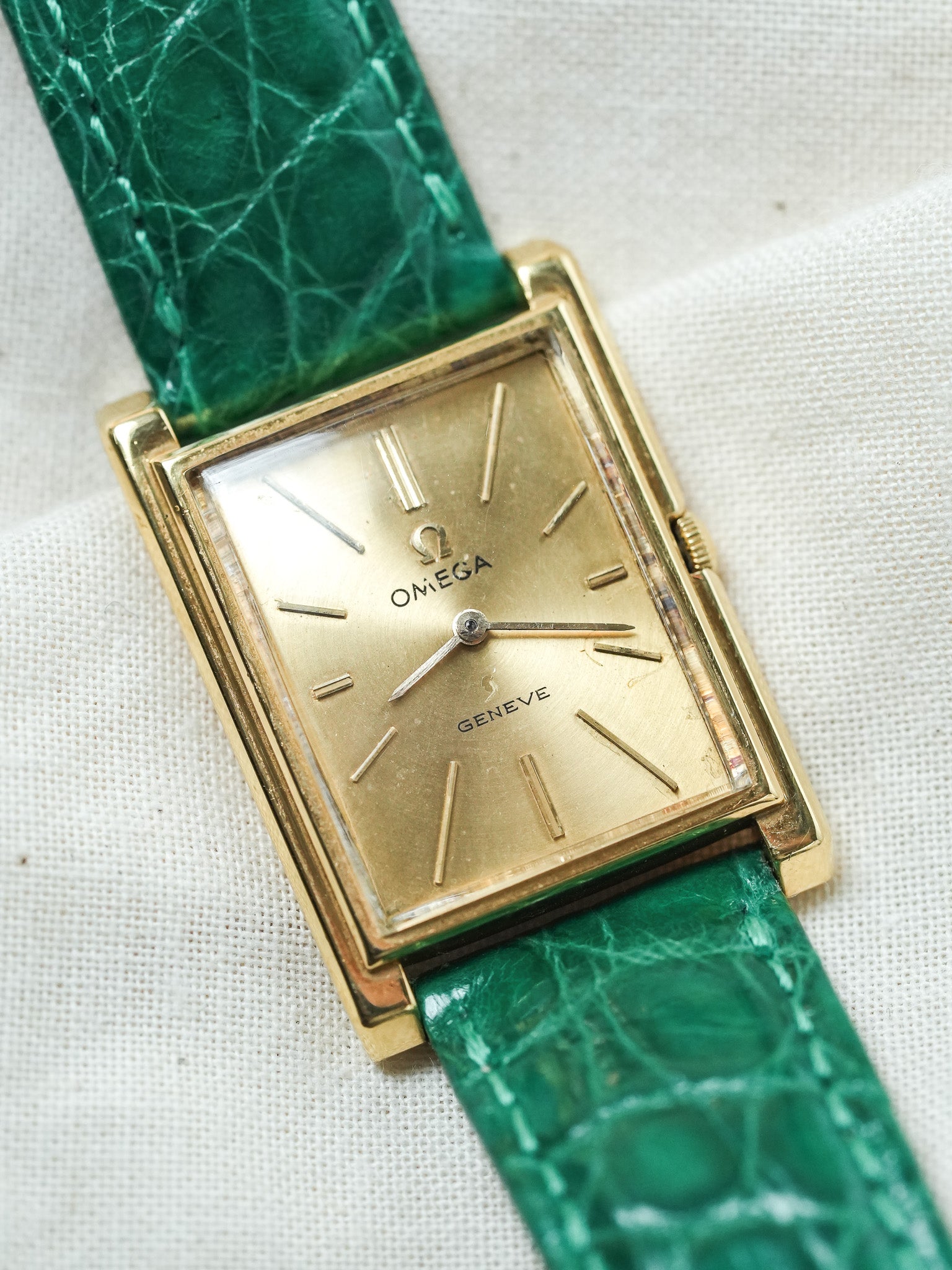 Omega - Genève 111.050 Tank Stepcase Or 18k Cadran Or 18k - 1964 - Atelier Victor - Vintage Shop