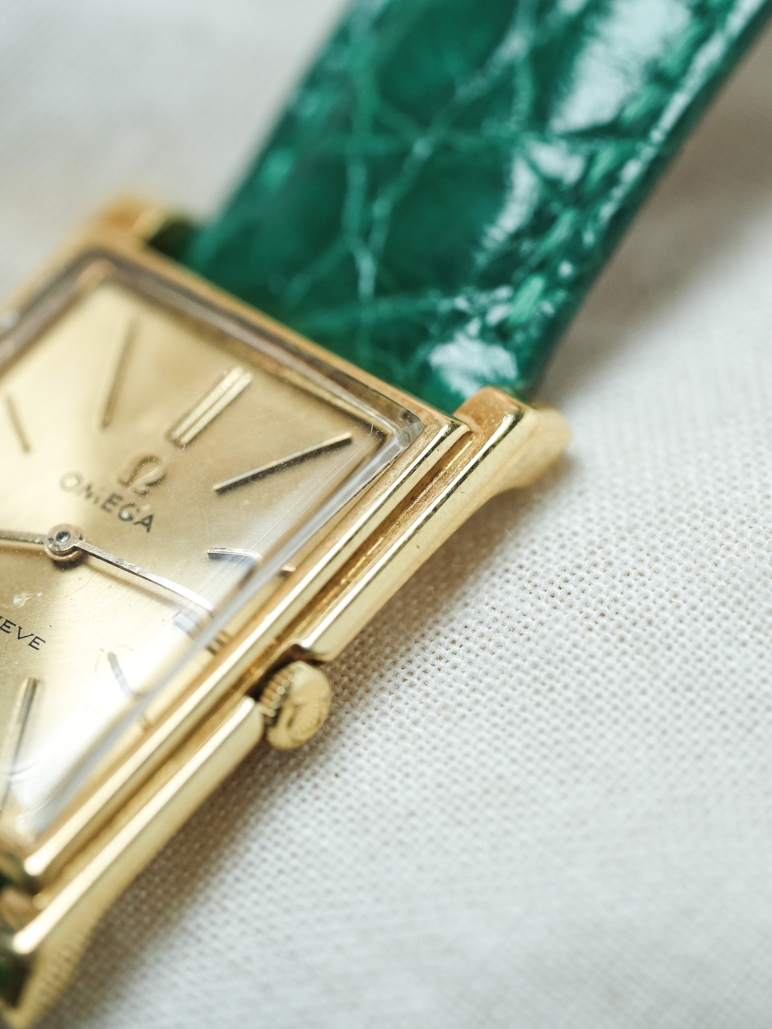 Omega - Genève 111.050 Tank Stepcase Or 18k Cadran Or 18k - 1964 - Atelier Victor - Vintage Shop