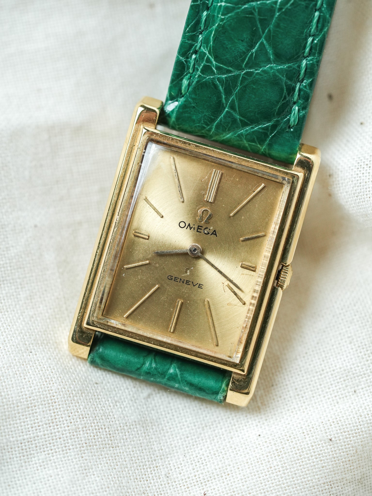 Omega - Genève 111.050 Tank Stepcase Or 18k Cadran Or 18k - 1964 - Atelier Victor - Vintage Shop