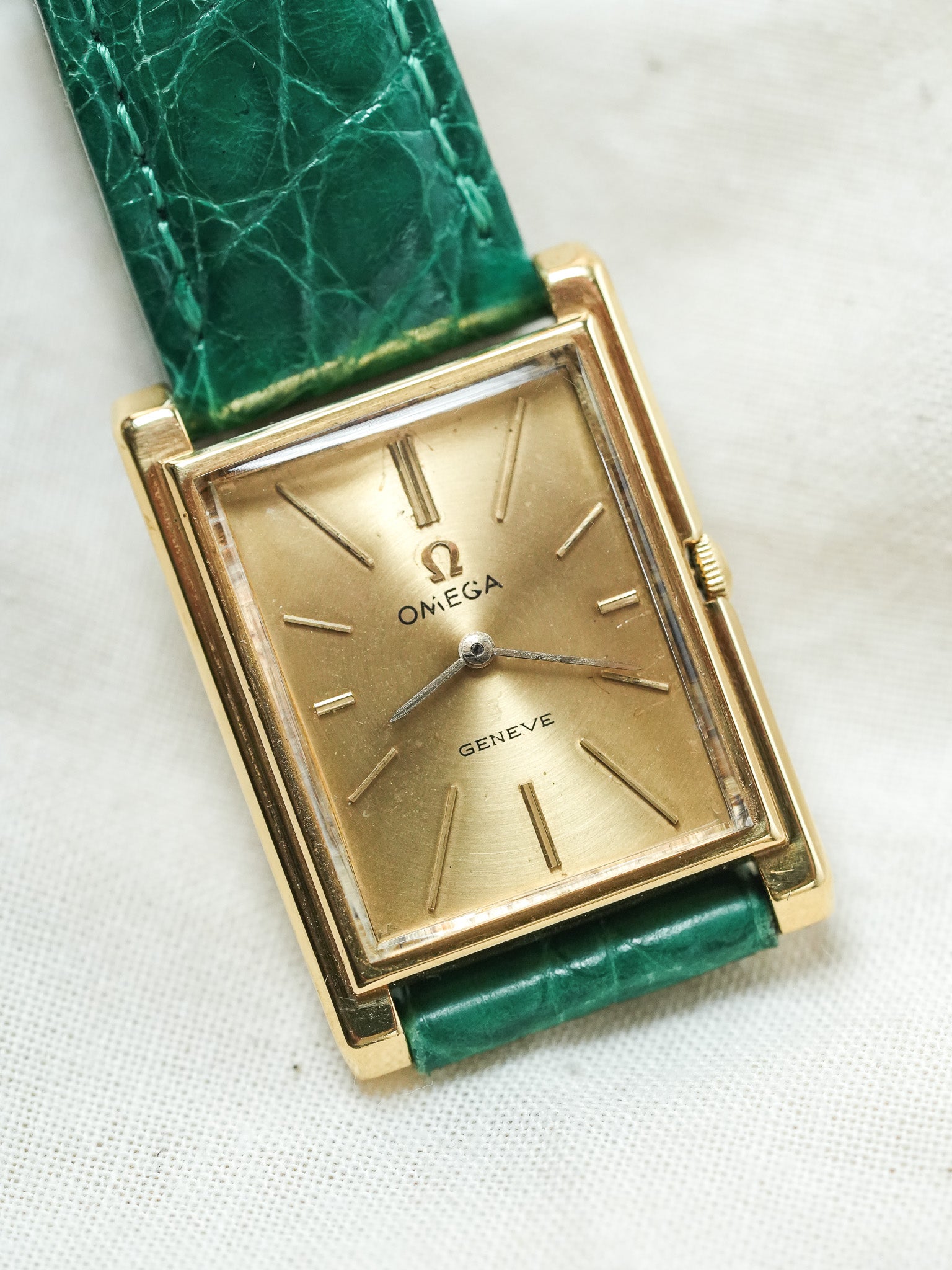 Omega - Genève 111.050 Tank Stepcase Or 18k Cadran Or 18k - 1964 - Atelier Victor - Vintage Shop