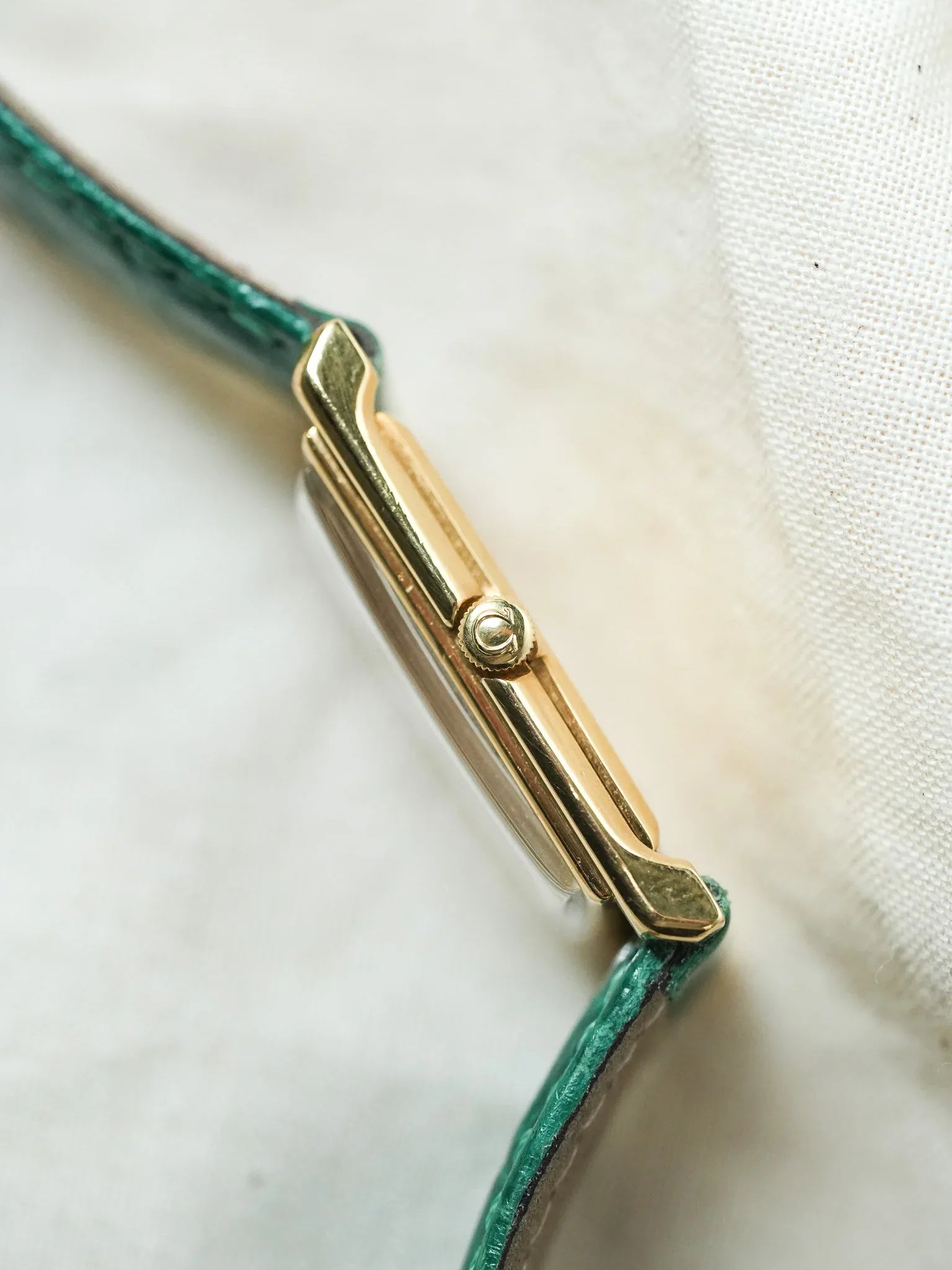 Omega - Genève 111.050 Tank Stepcase Or 18k Cadran Or 18k - 1964 - Atelier Victor - Vintage Shop
