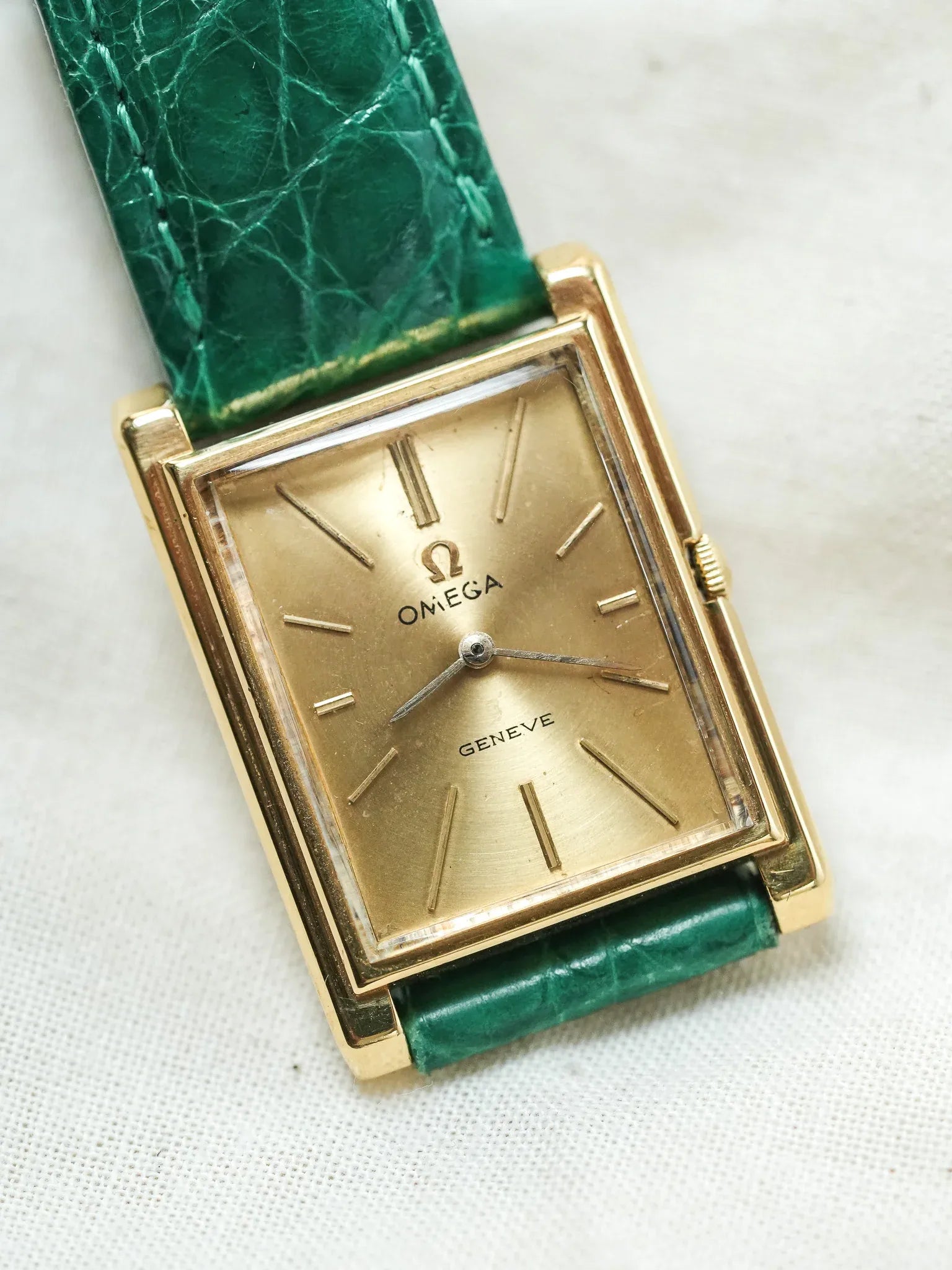 Omega - Genève 111.050 Tank Stepcase Or 18k Cadran Or 18k - 1964 - Atelier Victor - Vintage Shop