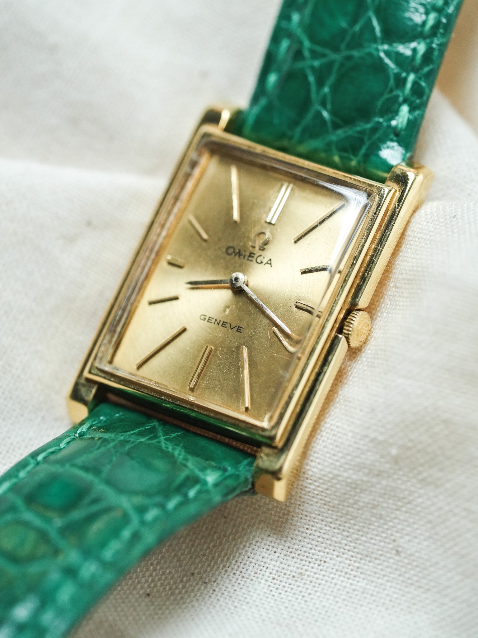 Omega - Genève 111.050 Tank Stepcase Or 18k Cadran Or 18k - 1964 - Atelier Victor - Vintage Shop