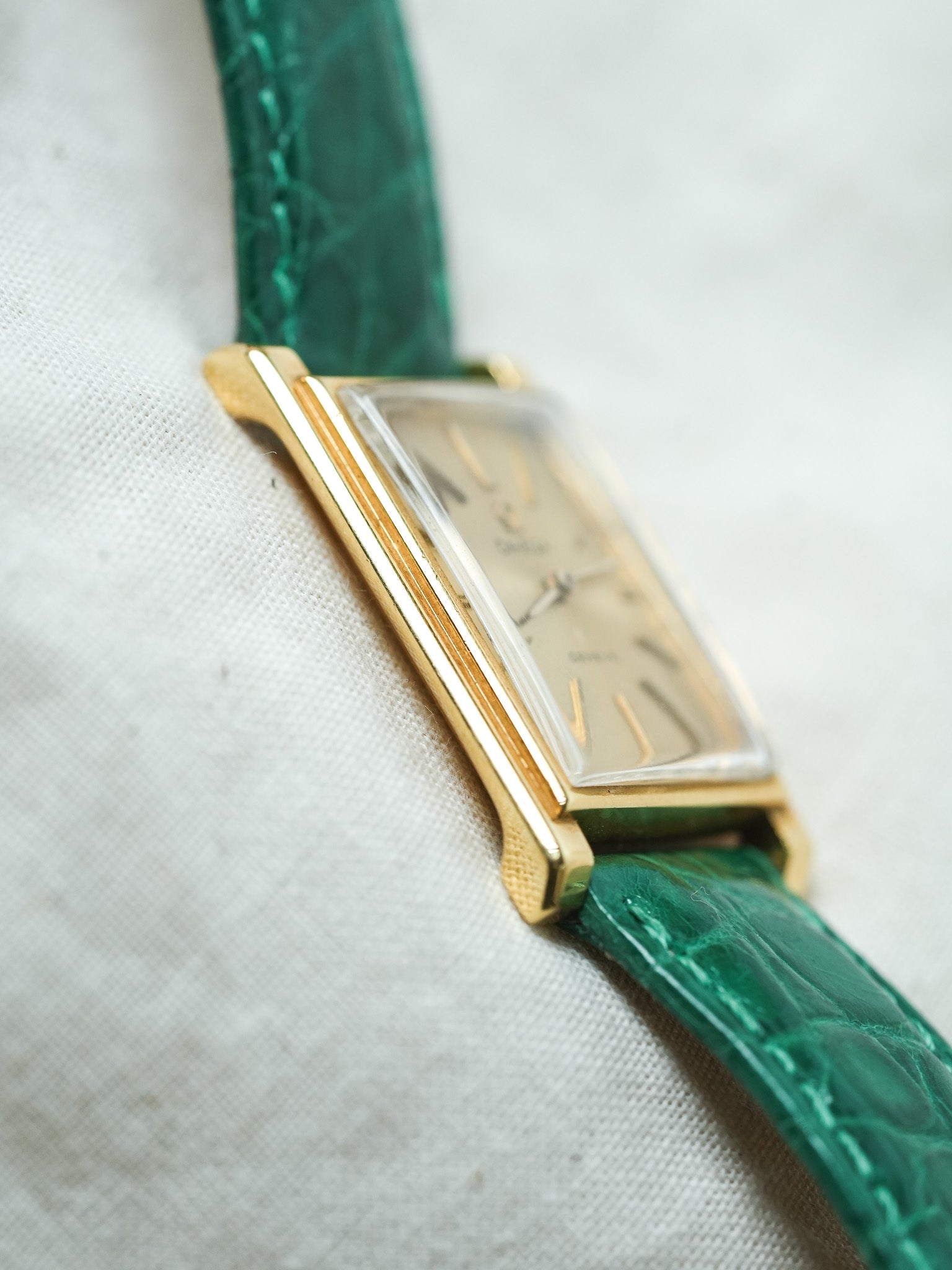 Omega - Genève 111.050 Tank Stepcase Or 18k Cadran Or 18k - 1964 - Atelier Victor - Vintage Shop