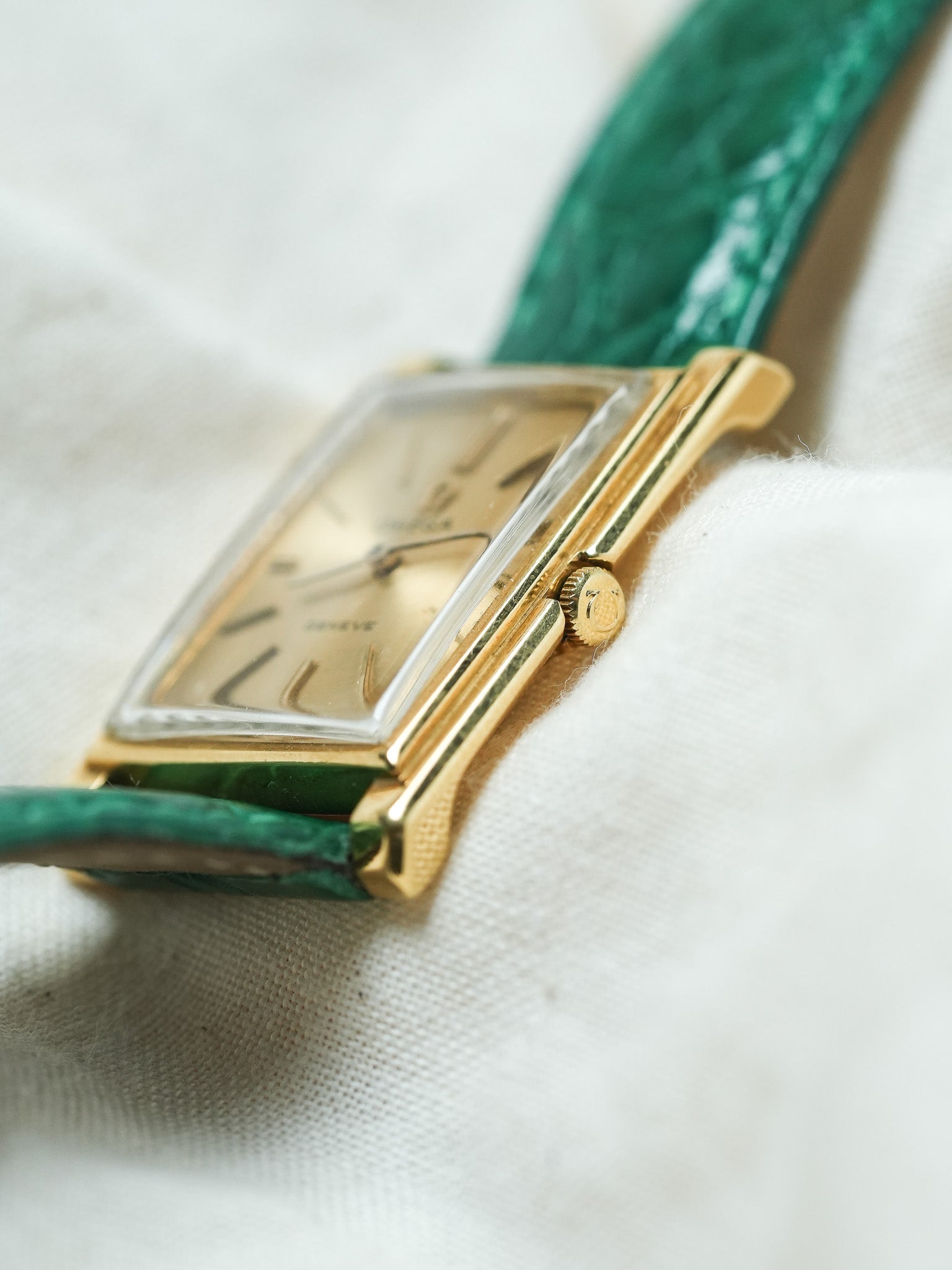 Omega - Genève 111.050 Tank Stepcase Or 18k Cadran Or 18k - 1964 - Atelier Victor - Vintage Shop