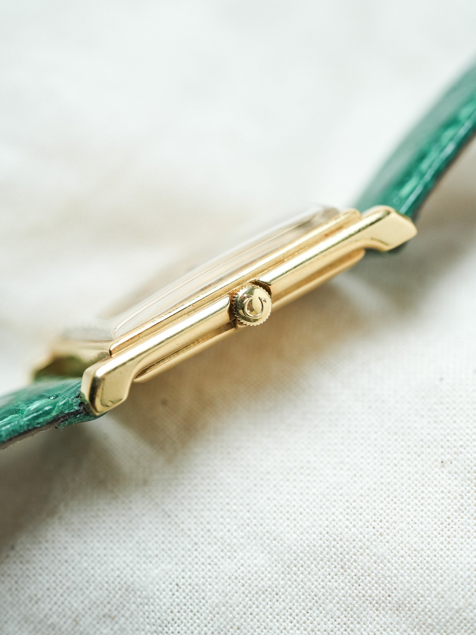 Omega - Genève 111.050 Tank Stepcase Or 18k Cadran Or 18k - 1964 - Atelier Victor - Vintage Shop