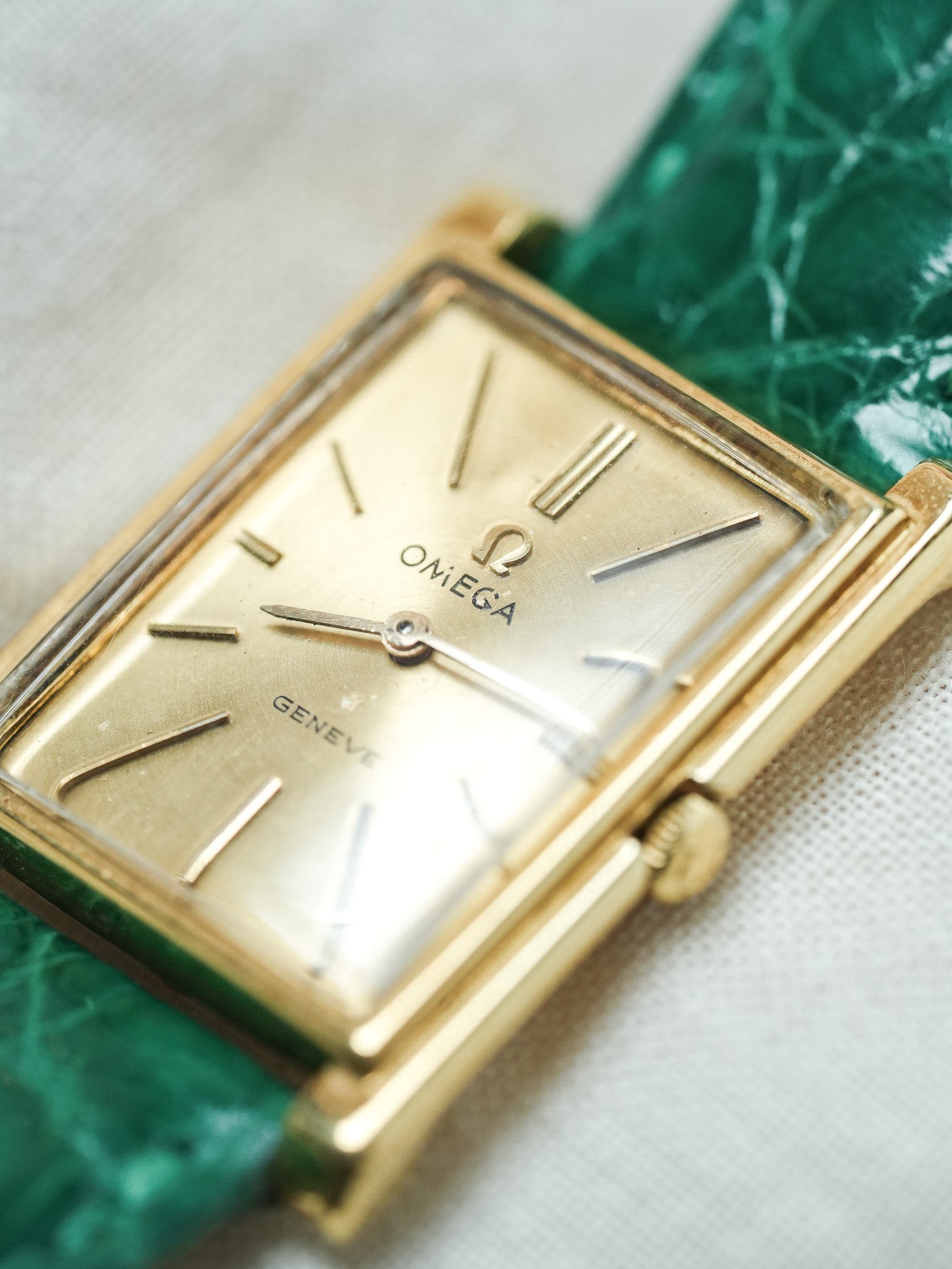 Omega - Genève 111.050 Tank Stepcase Or 18k Cadran Or 18k - 1964 - Atelier Victor - Vintage Shop