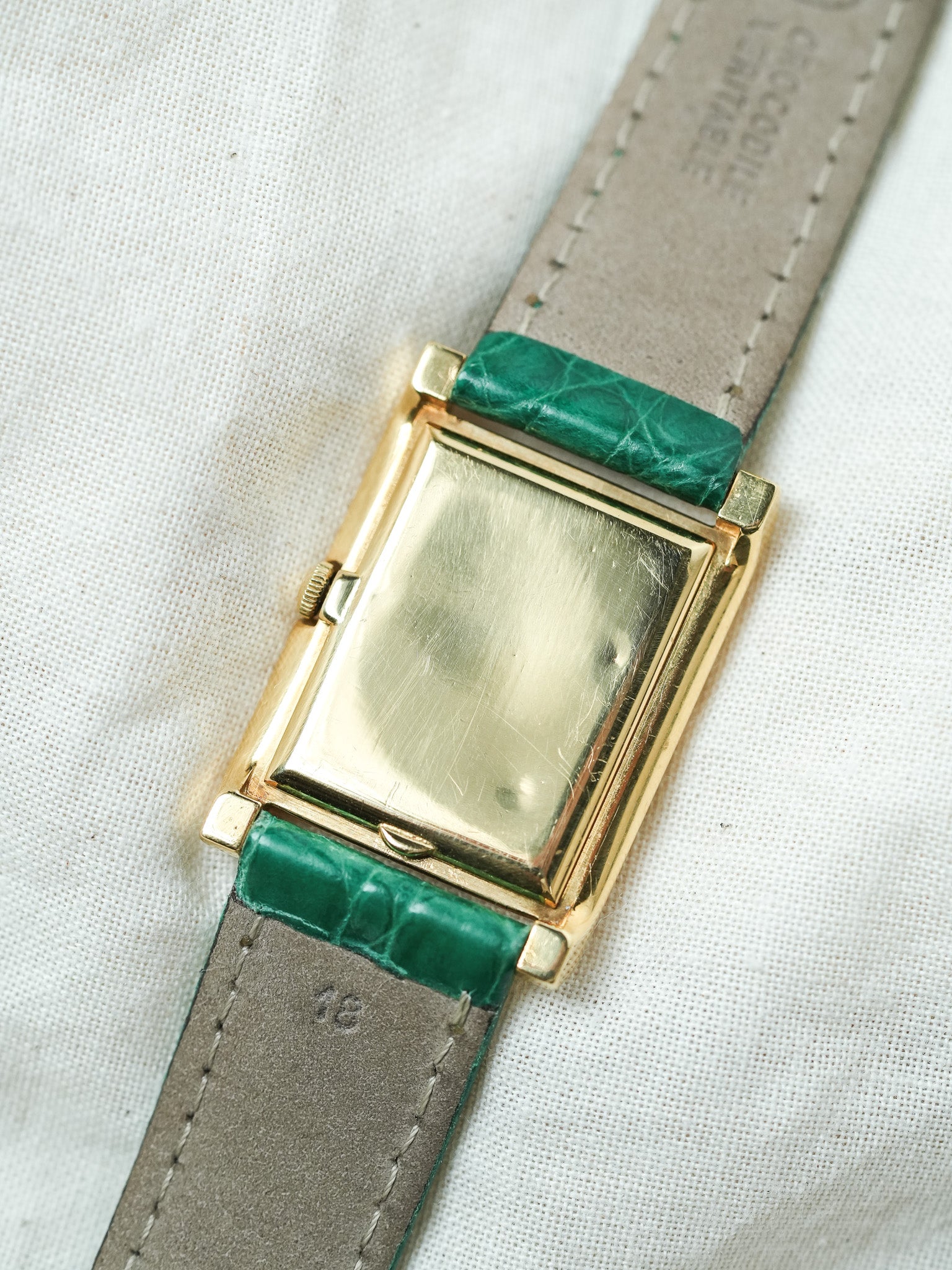 Omega - Genève 111.050 Tank Stepcase Or 18k Cadran Or 18k - 1964 - Atelier Victor - Vintage Shop