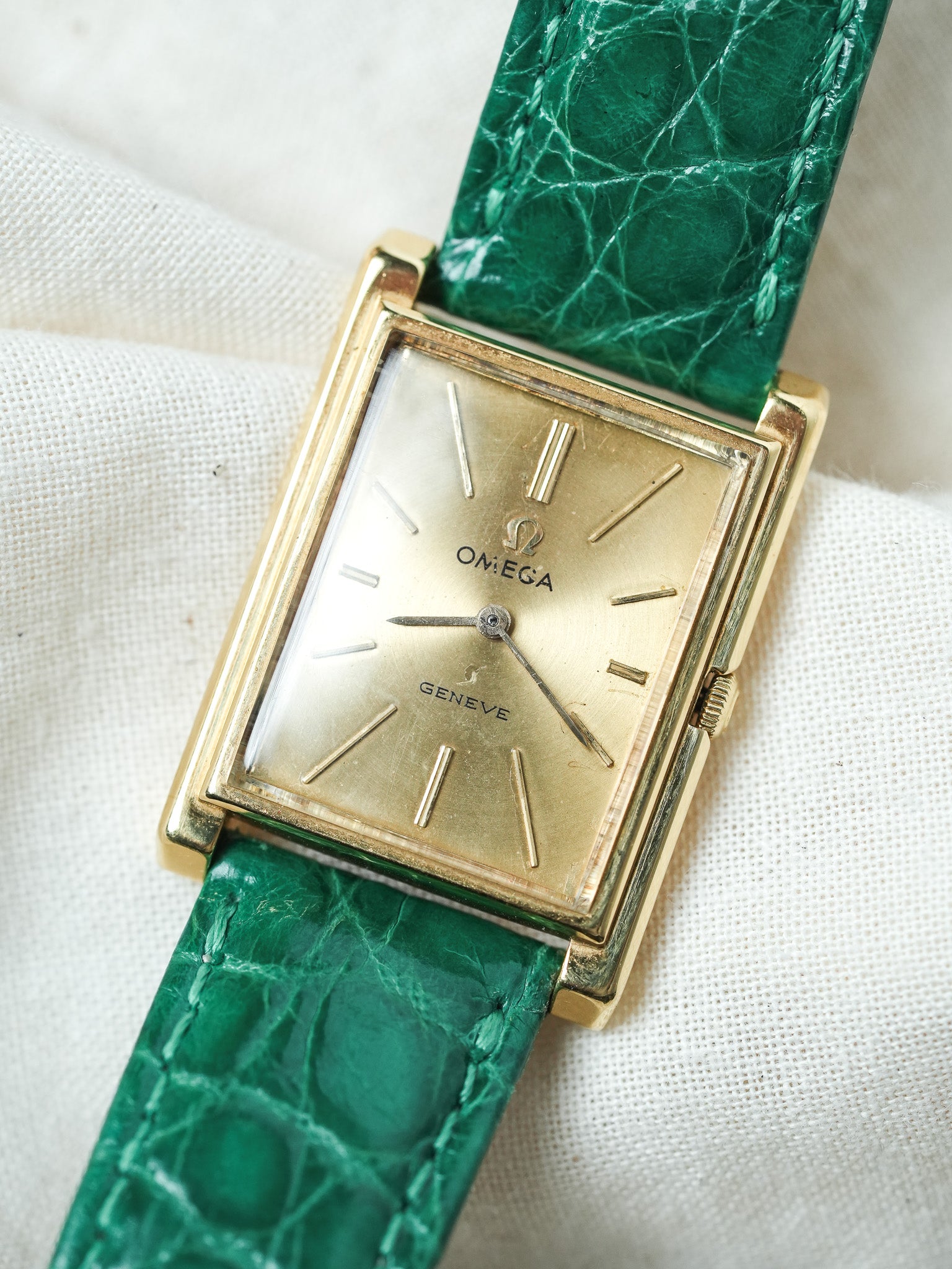 Omega - Genève 111.050 Tank Stepcase Or 18k Cadran Or 18k - 1964 - Atelier Victor - Vintage Shop