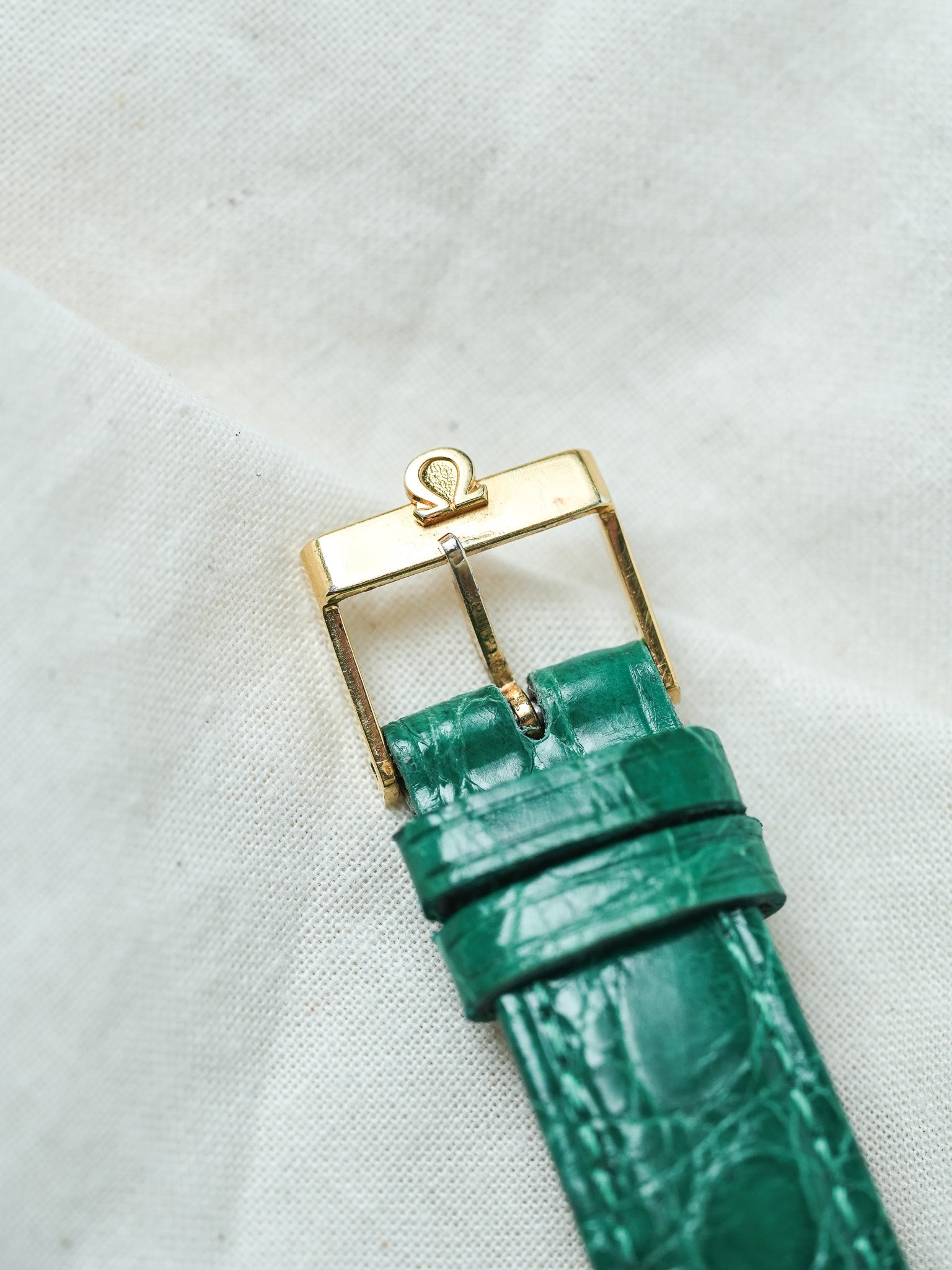 Omega - Genève 111.050 Tank Stepcase Or 18k Cadran Or 18k - 1964 - Atelier Victor - Vintage Shop