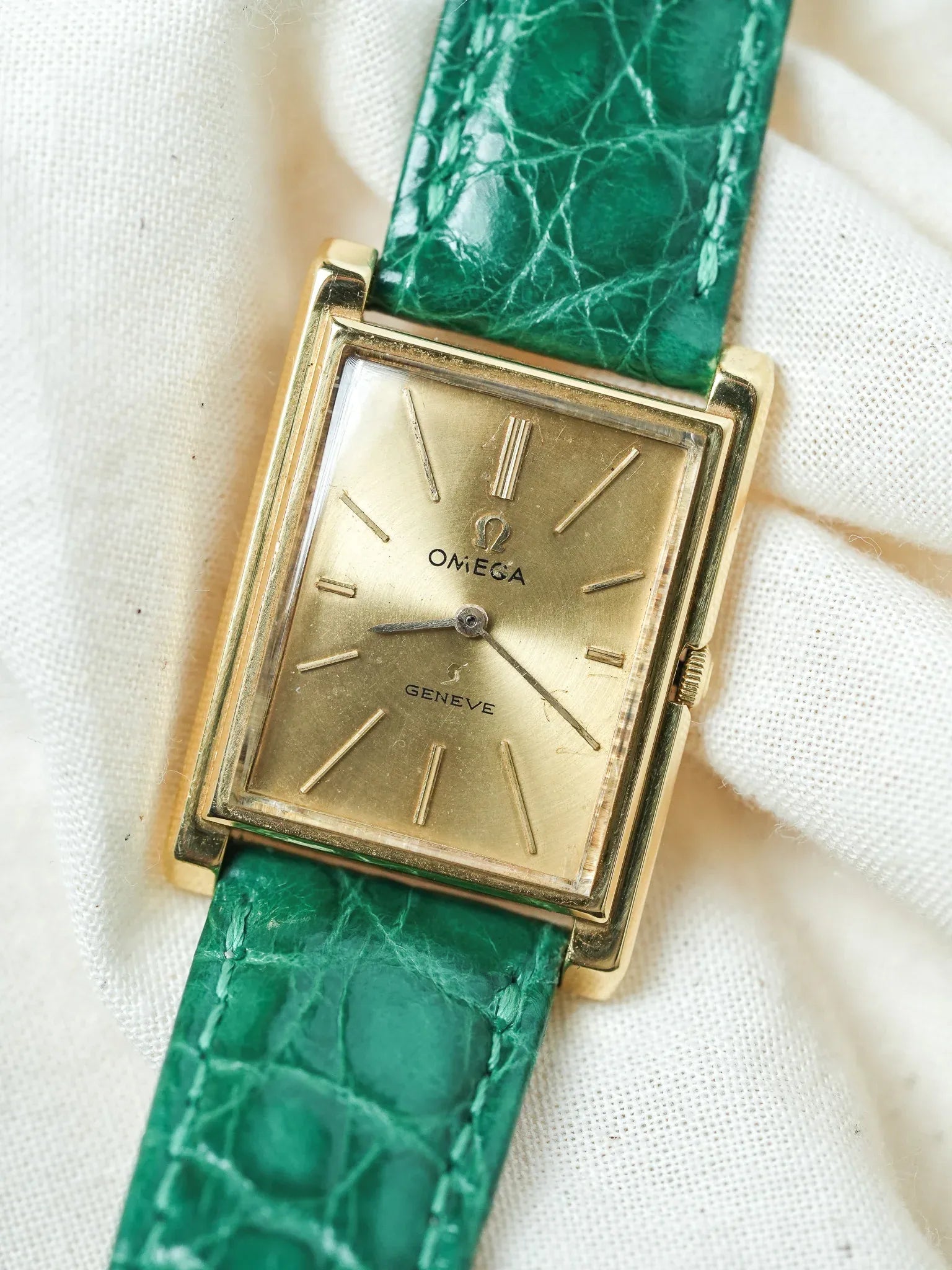 Omega - Genève 111.050 Tank Stepcase Or 18k Cadran Or 18k - 1964 - Atelier Victor - Vintage Shop