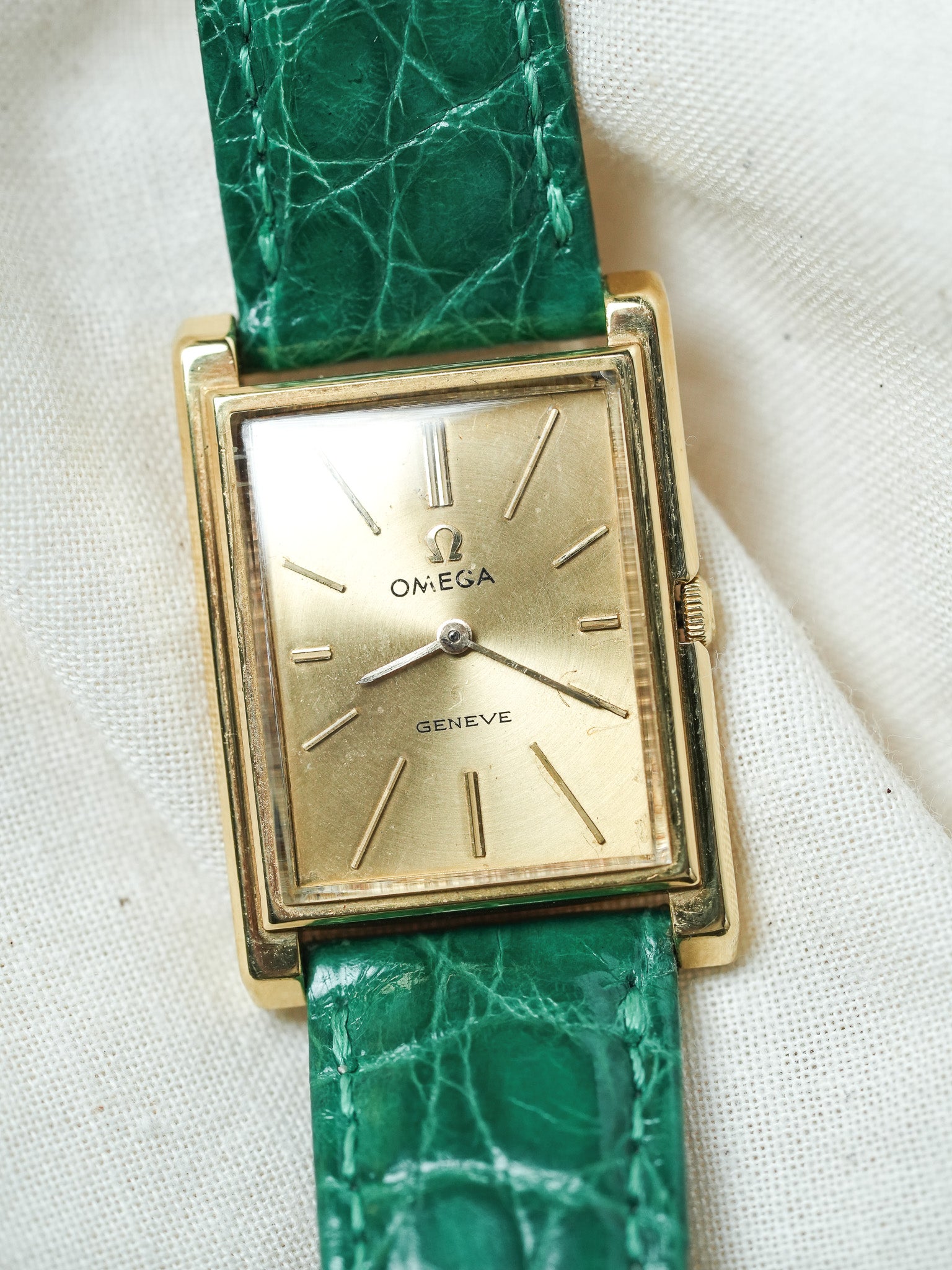 Omega - Genève 111.050 Tank Stepcase Or 18k Cadran Or 18k - 1964 - Atelier Victor - Vintage Shop