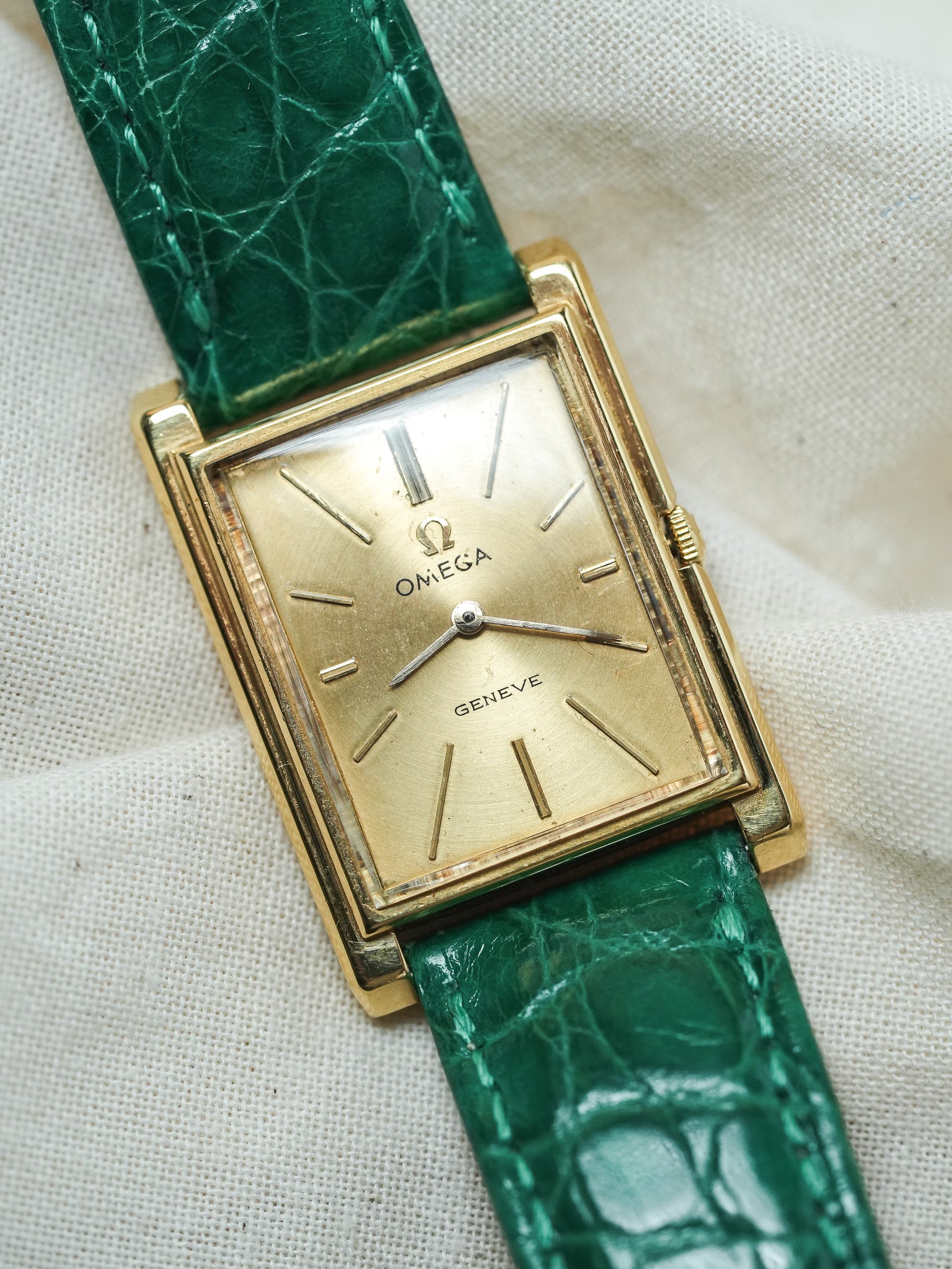 Omega - Genève 111.050 Tank Stepcase Or 18k Cadran Or 18k - 1964 - Atelier Victor - Vintage Shop