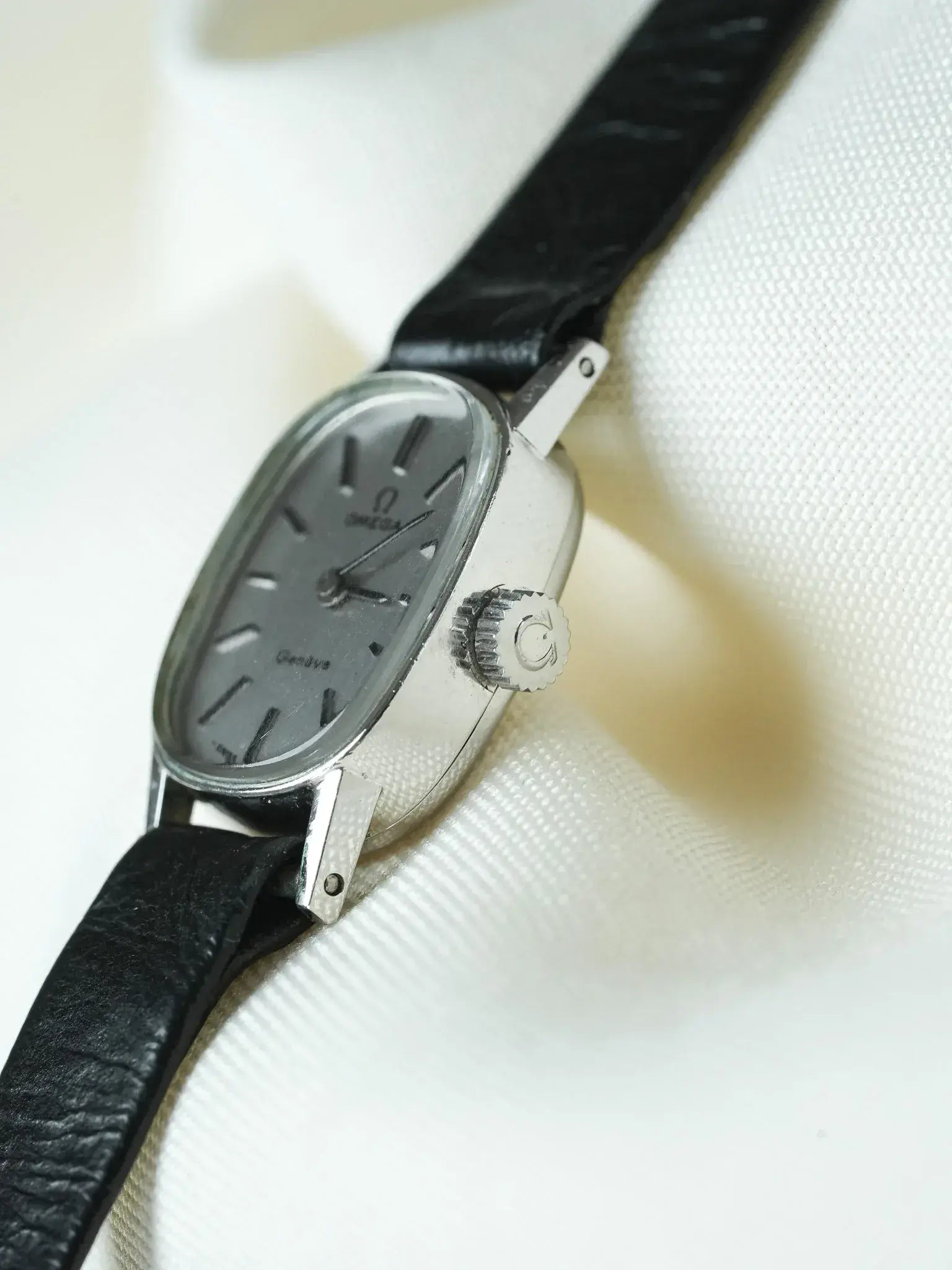 Omega - Genève. 511.454 Mini Ovale Cadran acier bracelet d'origine - 1973