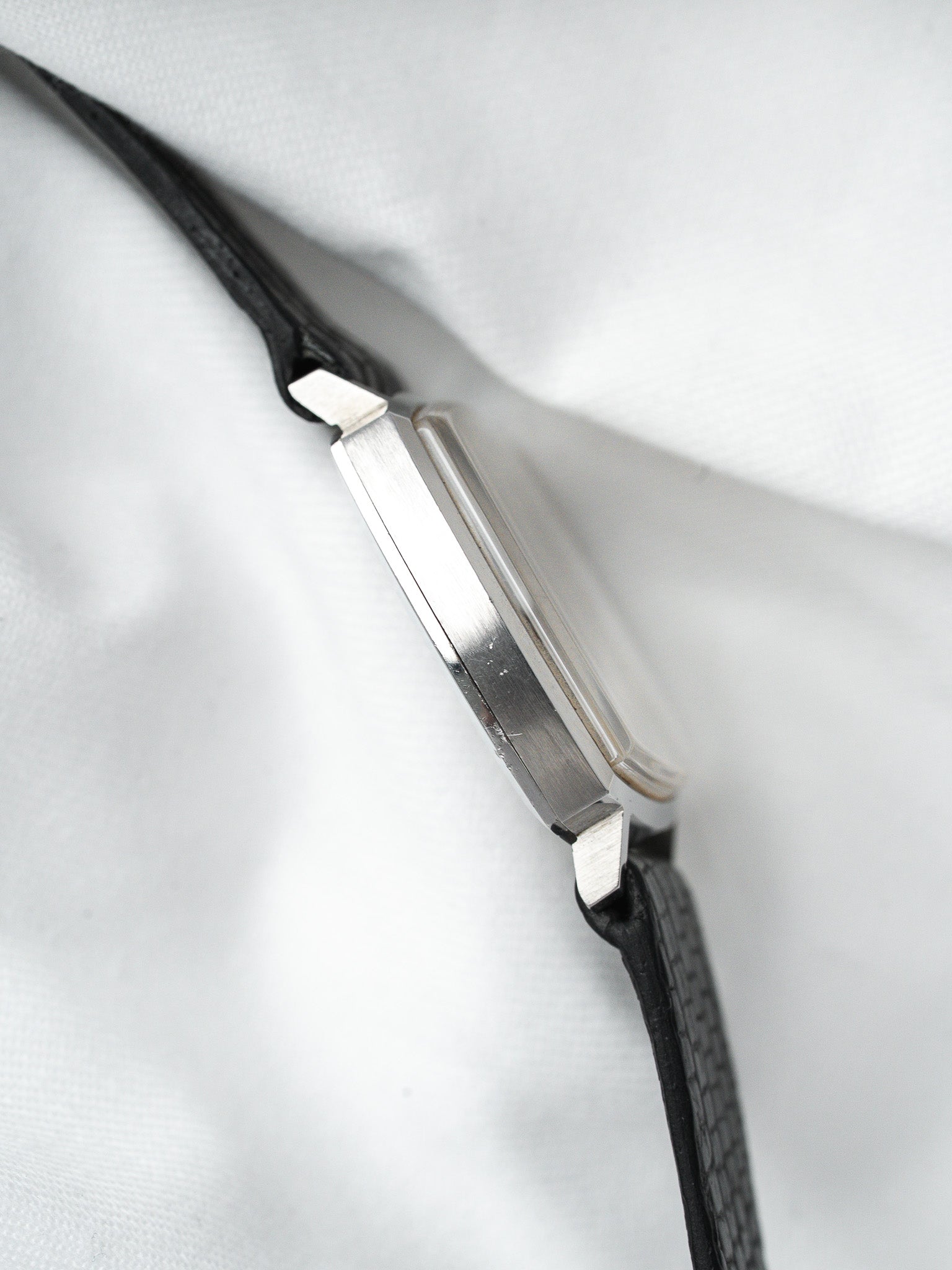 Omega Genève 枕形 131.022 — 银色表盘 (1970)