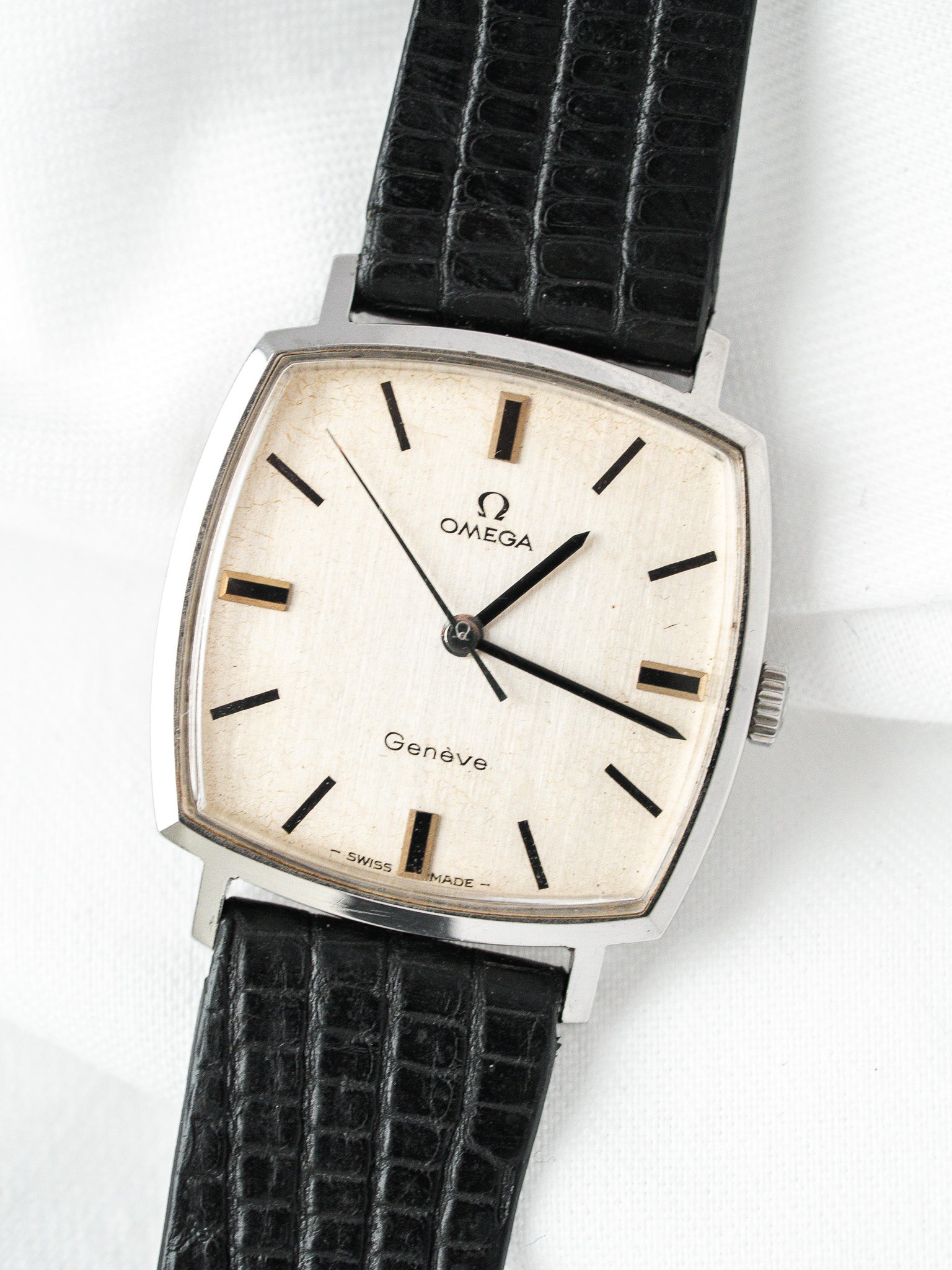 Omega Genève 枕形 131.022 — 银色表盘 (1970)