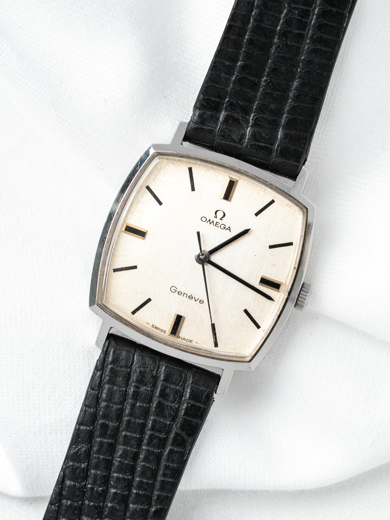 Omega Genève 枕形 131.022 — 银色表盘 (1970)