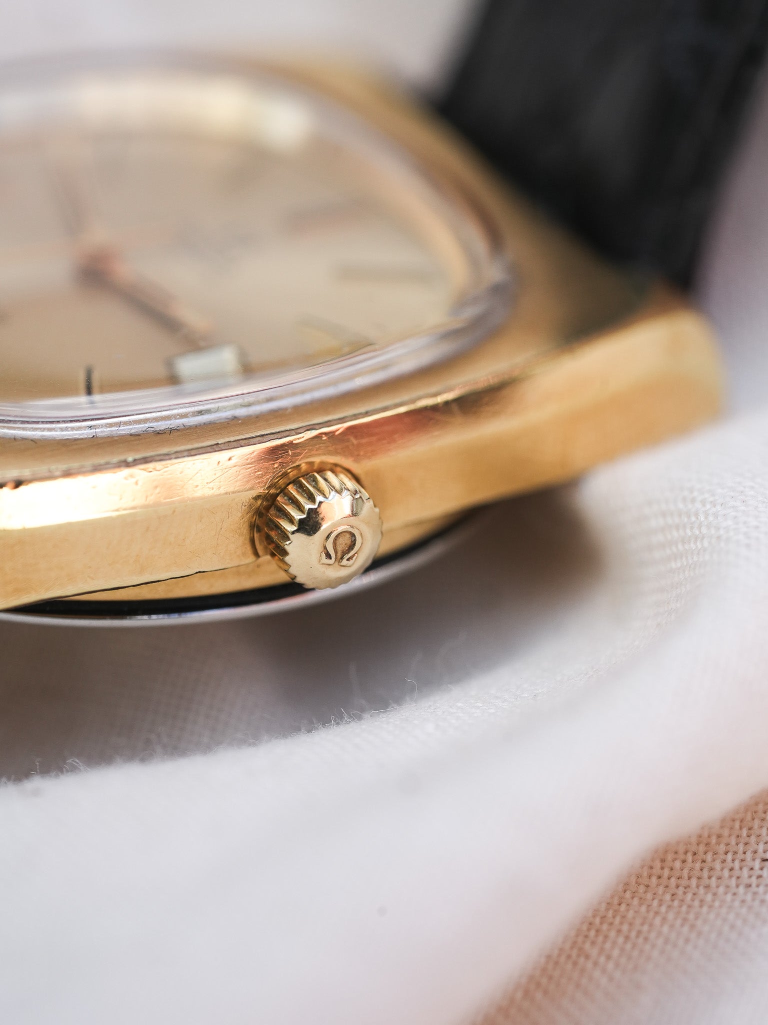 Omega - Genève Tonneau Épais 166.0190 Plaqué or - 1974 - Atelier Victor - Vintage Shop