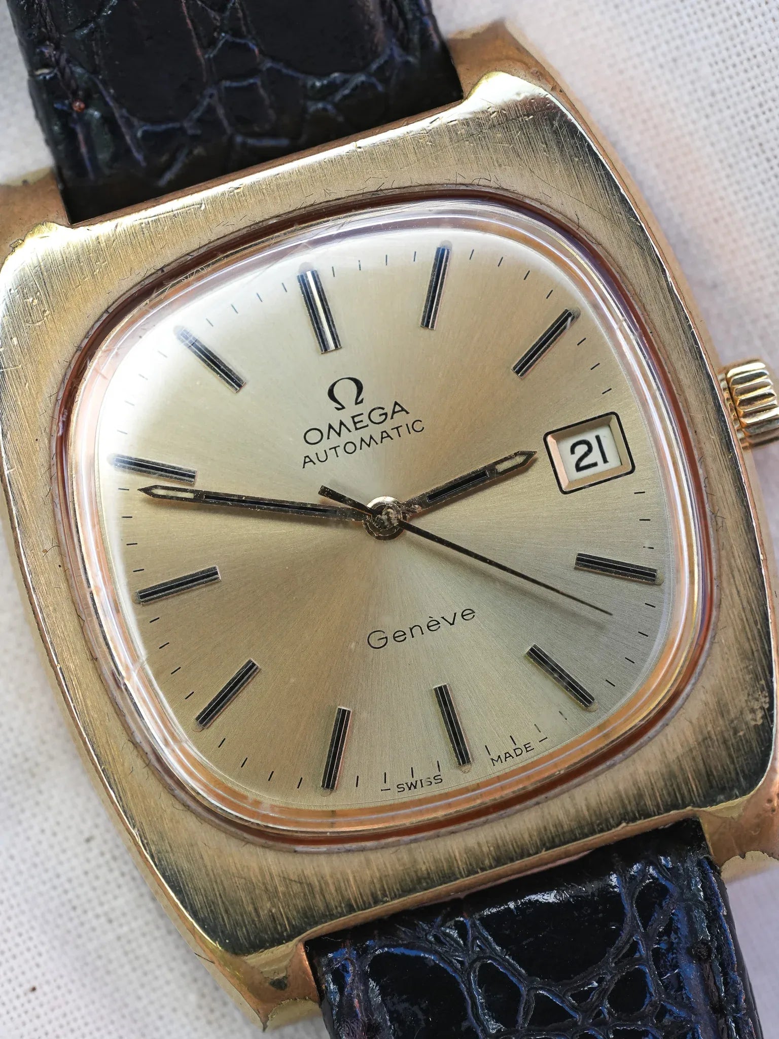 Omega - Genève Tonneau Épais 166.0190 Plaqué or - 1974 - Atelier Victor - Vintage Shop