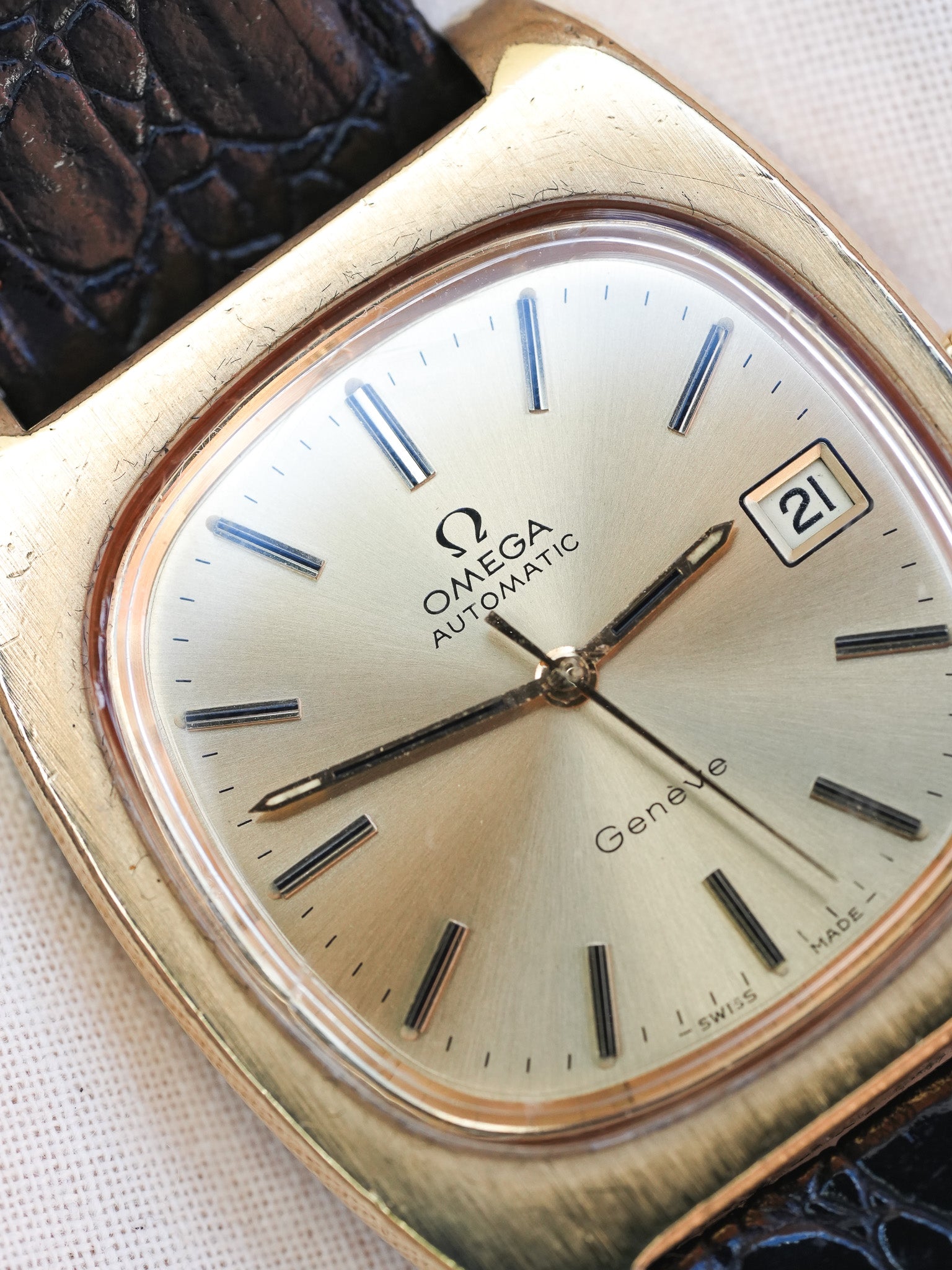 Omega - Genève Tonneau Épais 166.0190 Plaqué or - 1974 - Atelier Victor - Vintage Shop