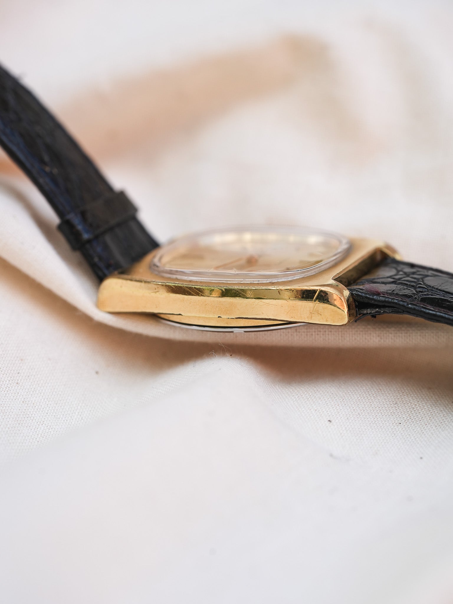 Omega - Genève Tonneau Épais 166.0190 Plaqué or - 1974 - Atelier Victor - Vintage Shop