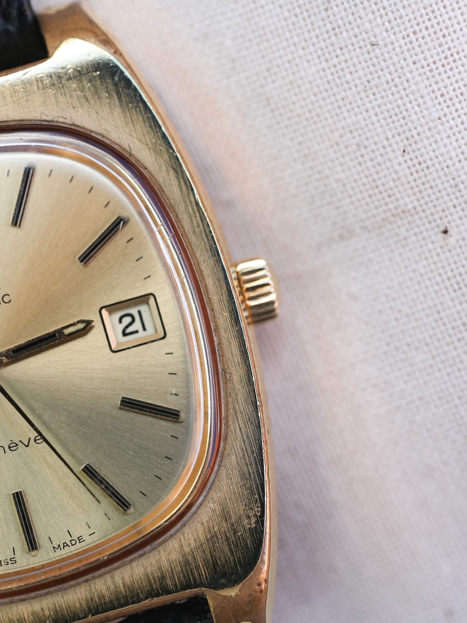 Omega - Genève Tonneau Épais 166.0190 Plaqué or - 1974 - Atelier Victor - Vintage Shop