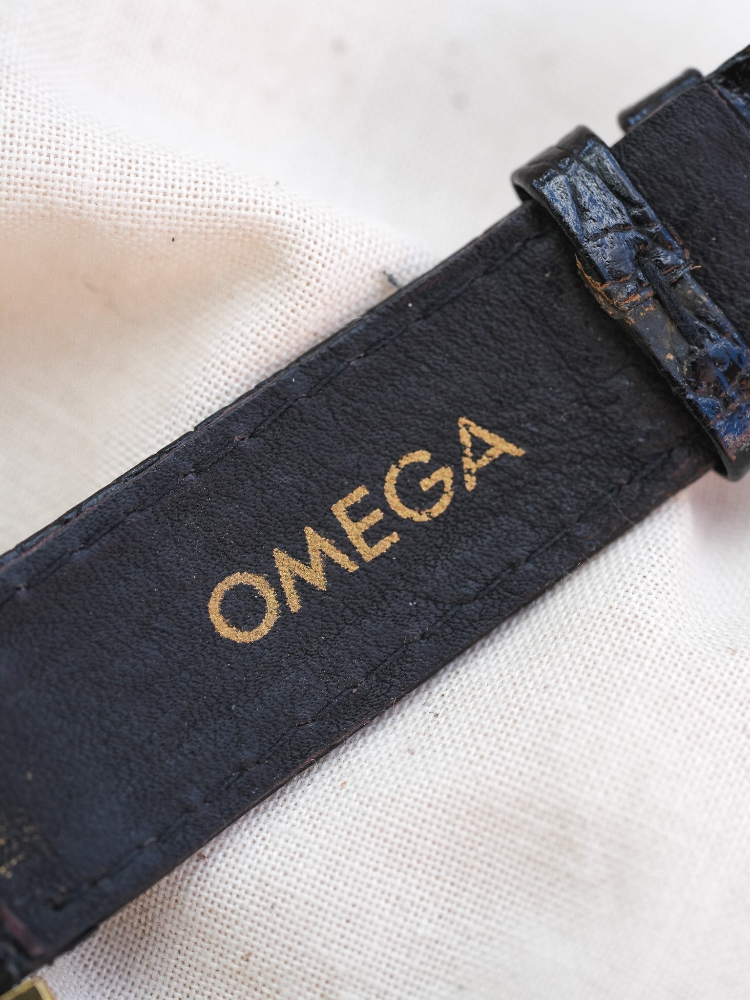Omega - Genève Tonneau Épais 166.0190 Plaqué or - 1974 - Atelier Victor - Vintage Shop