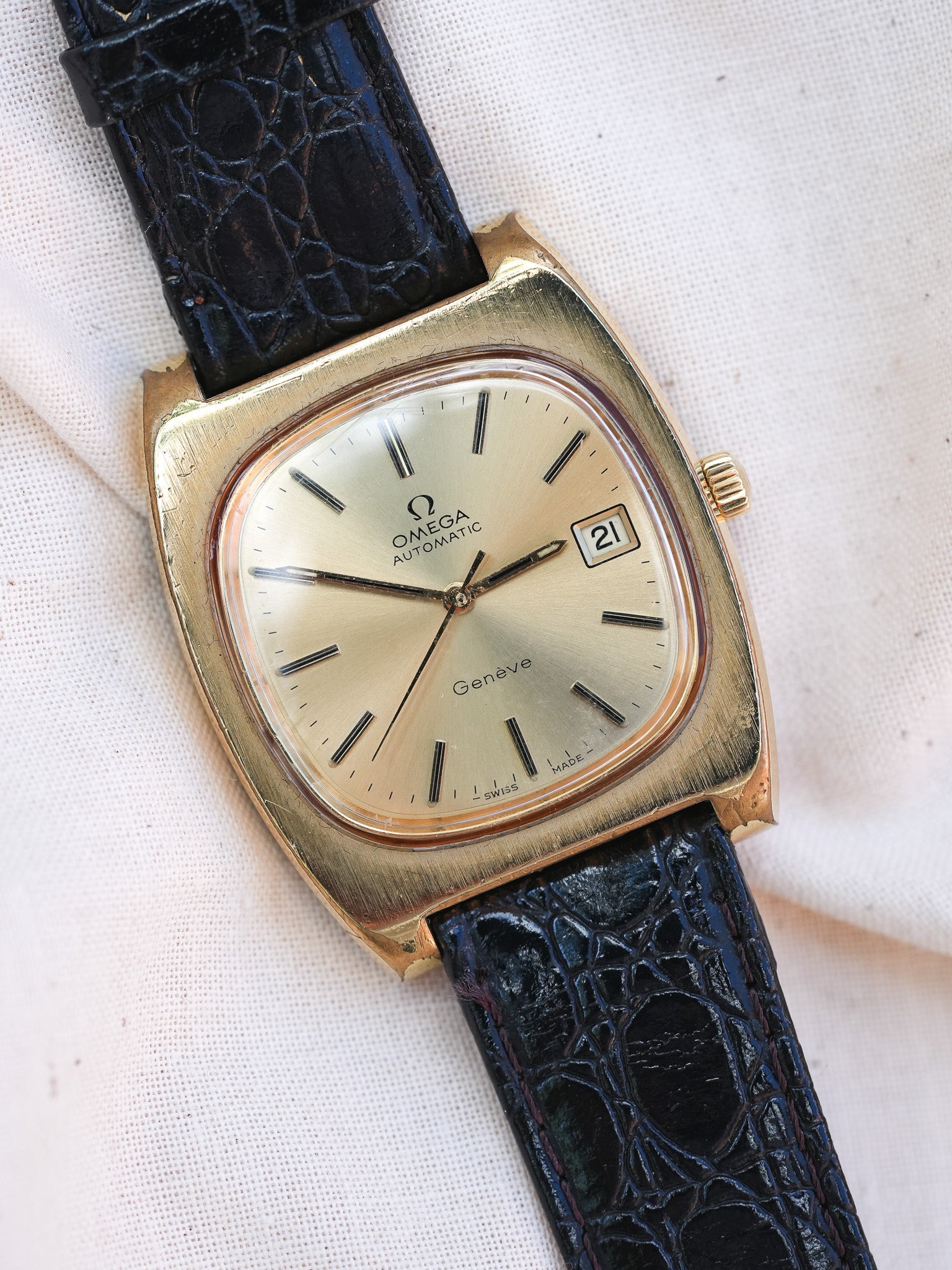 Omega - Genève Tonneau Épais 166.0190 Plaqué or - 1974 - Atelier Victor - Vintage Shop