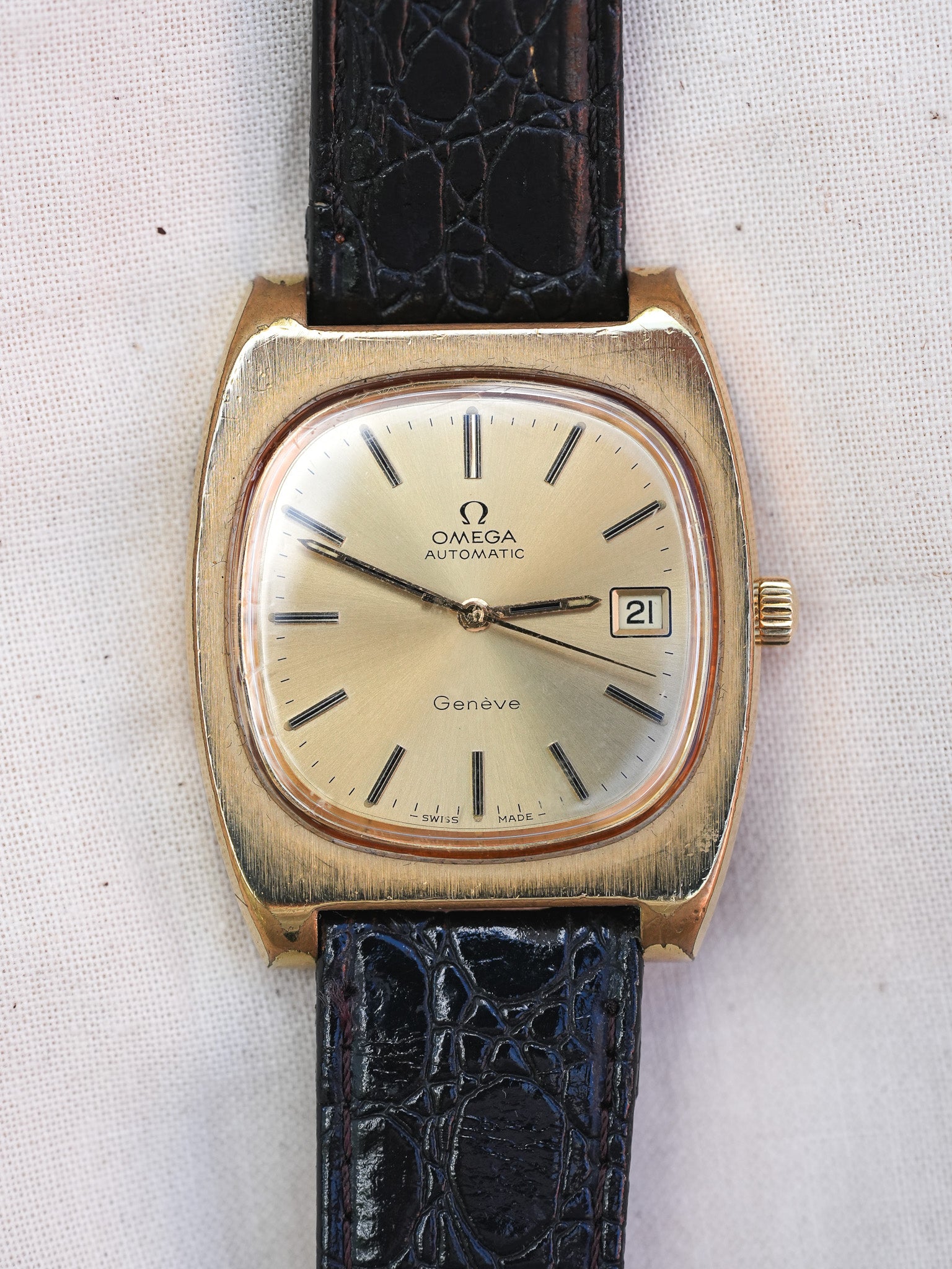 Omega - Genève Tonneau Épais 166.0190 Plaqué or - 1974 - Atelier Victor - Vintage Shop