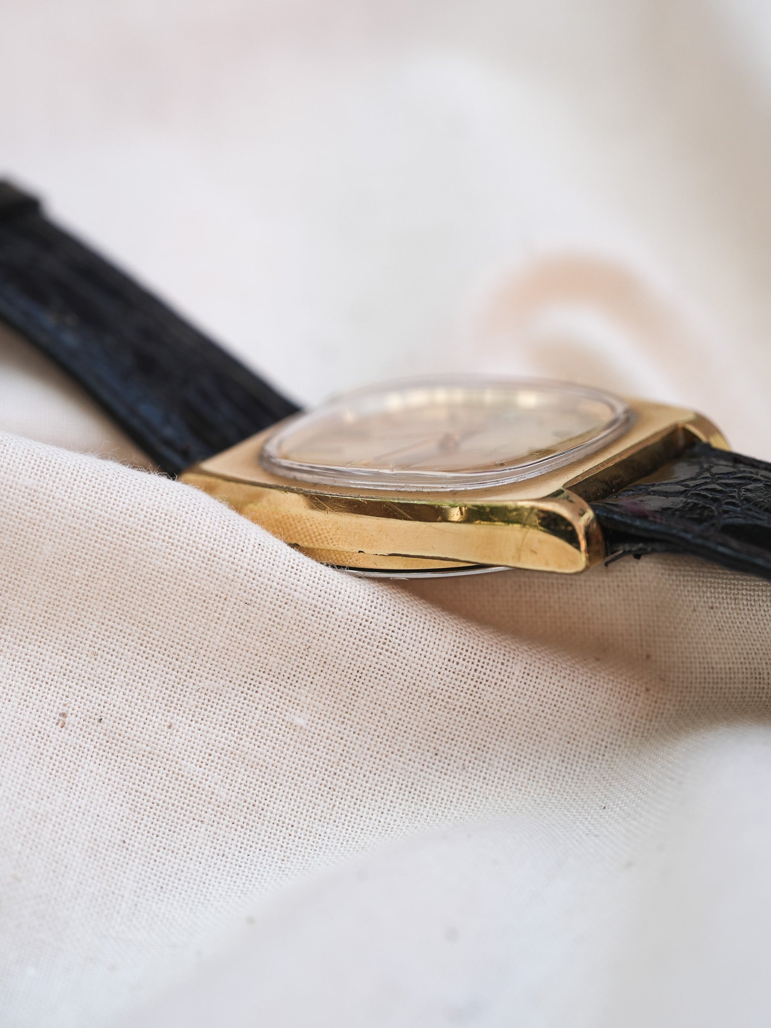 Omega - Genève Tonneau Épais 166.0190 Plaqué or - 1974 - Atelier Victor - Vintage Shop