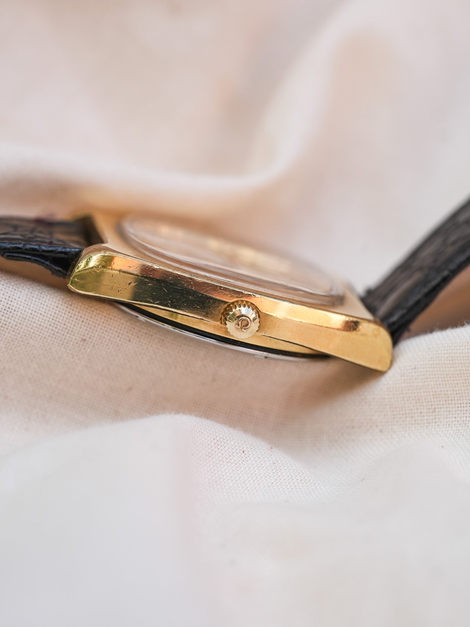Omega - Genève Tonneau Épais 166.0190 Plaqué or - 1974 - Atelier Victor - Vintage Shop