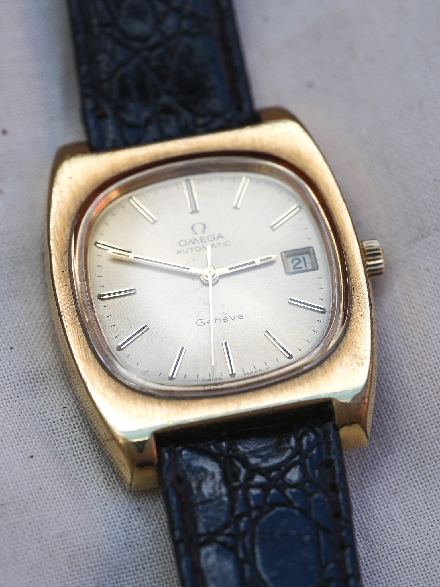 Omega - Genève Tonneau Épais 166.0190 Plaqué or - 1974 - Atelier Victor - Vintage Shop