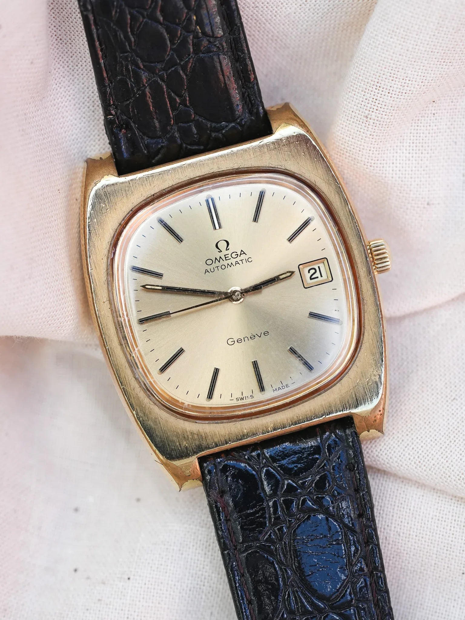 Omega - Genève Tonneau Épais 166.0190 Plaqué or - 1974 - Atelier Victor - Vintage Shop