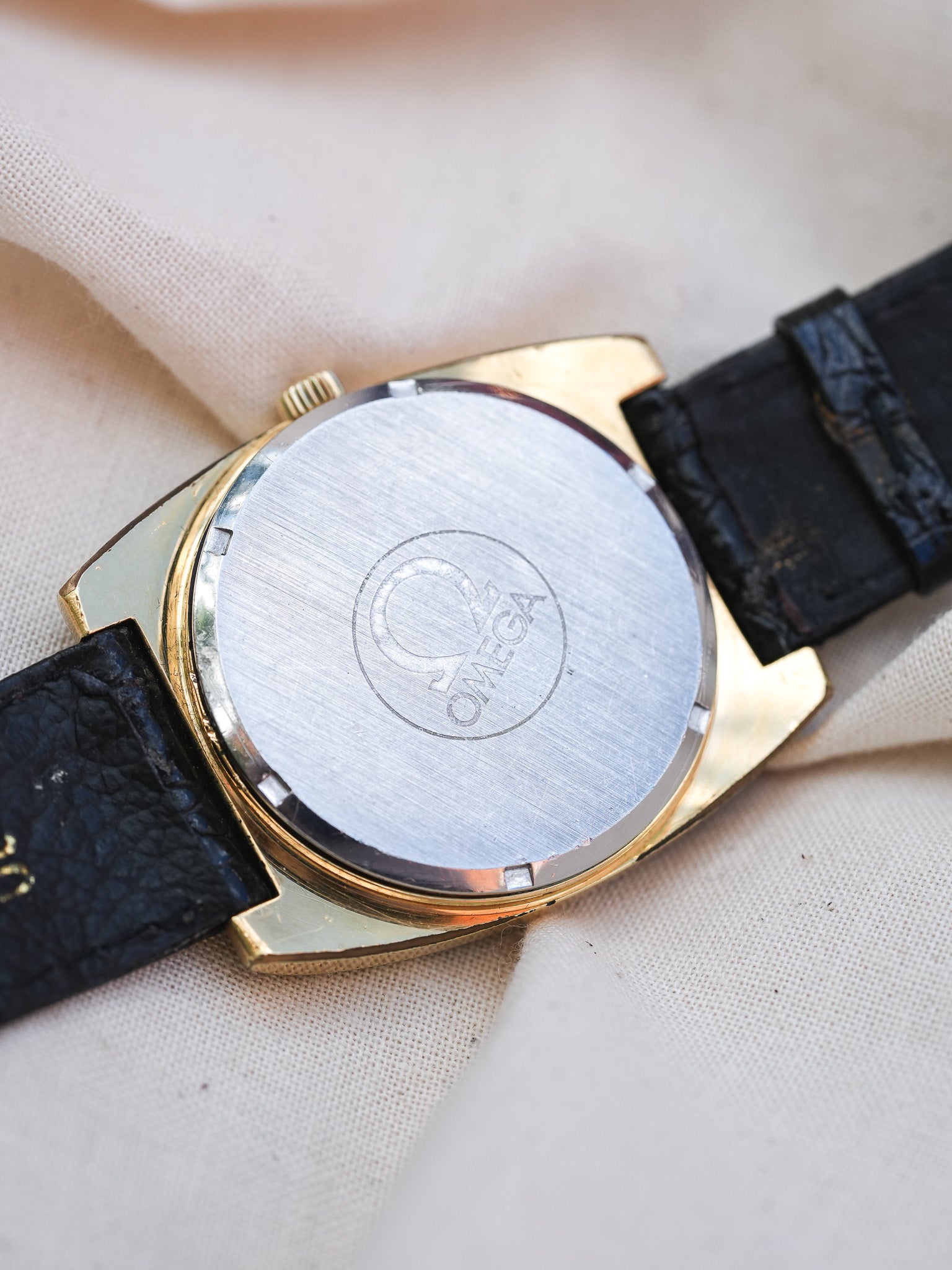 Omega - Genève Tonneau Épais 166.0190 Plaqué or - 1974 - Atelier Victor - Vintage Shop