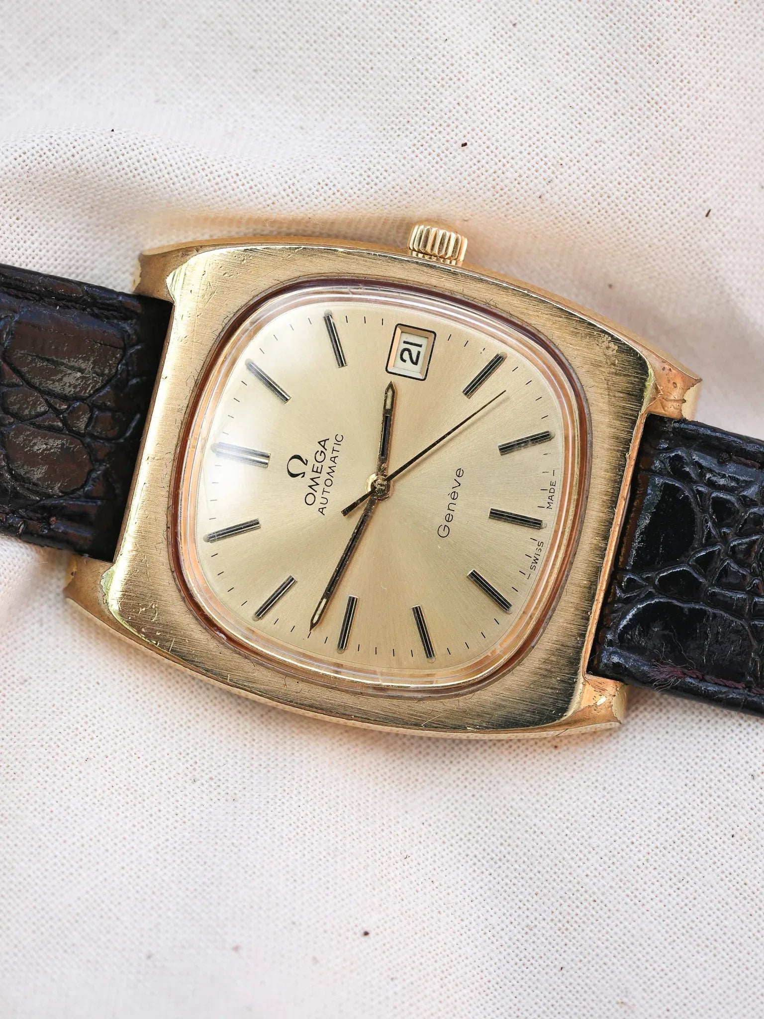 Omega - Genève Tonneau Épais 166.0190 Plaqué or - 1974 - Atelier Victor - Vintage Shop