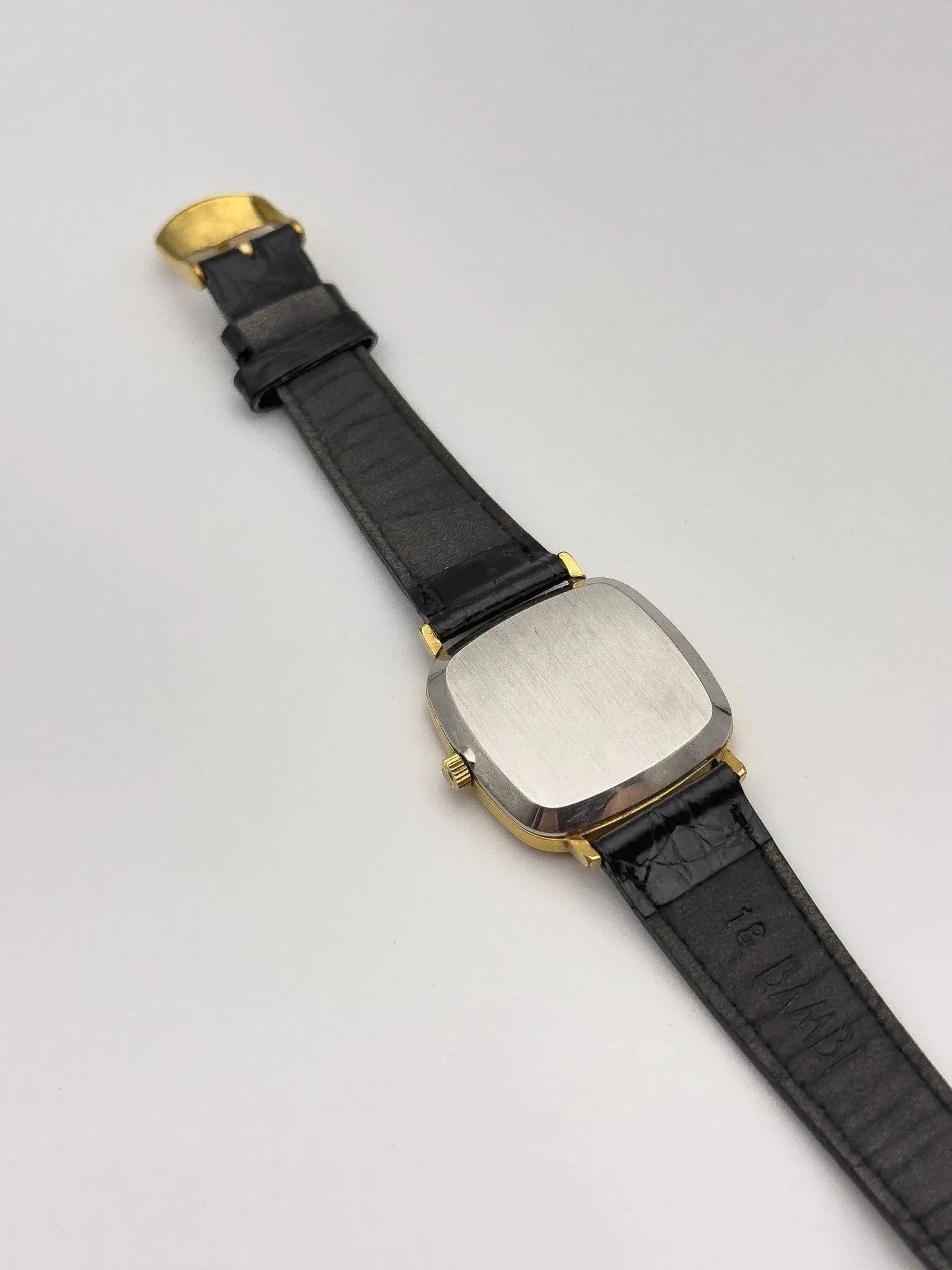Omega - Gold Square - 1977 - Atelier Victor - Vintage Shop