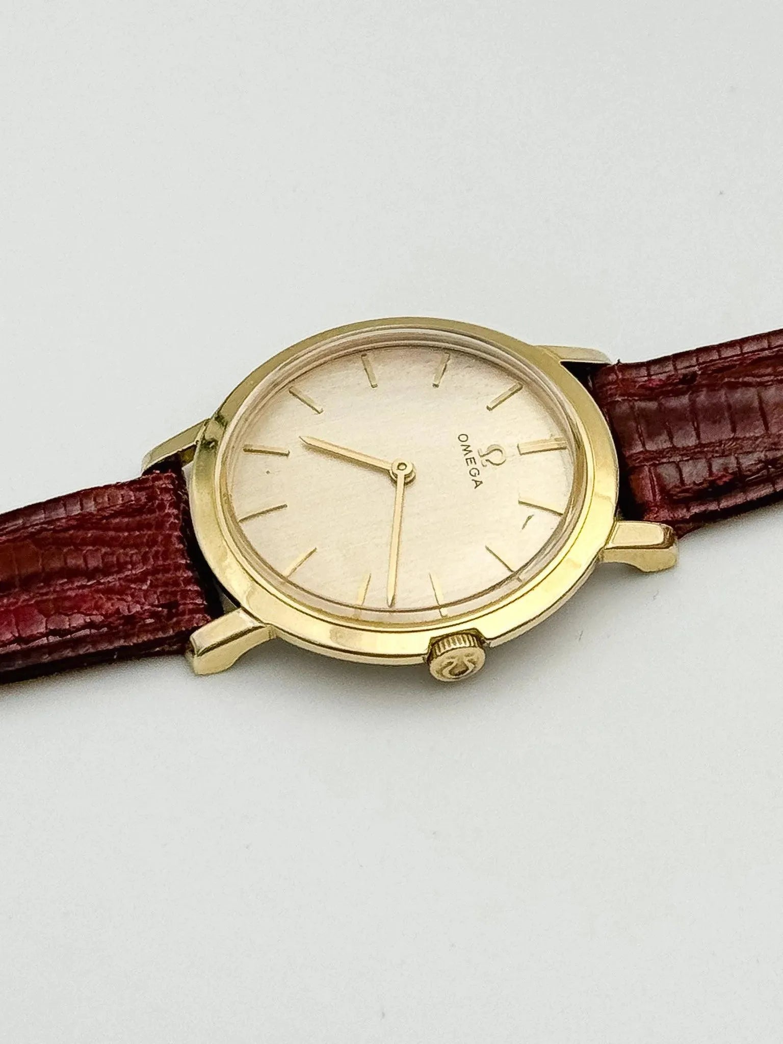 Omega - Mini Disco Volante - 1974 - Atelier Victor Paris - Vintage Watch Shop Dubai