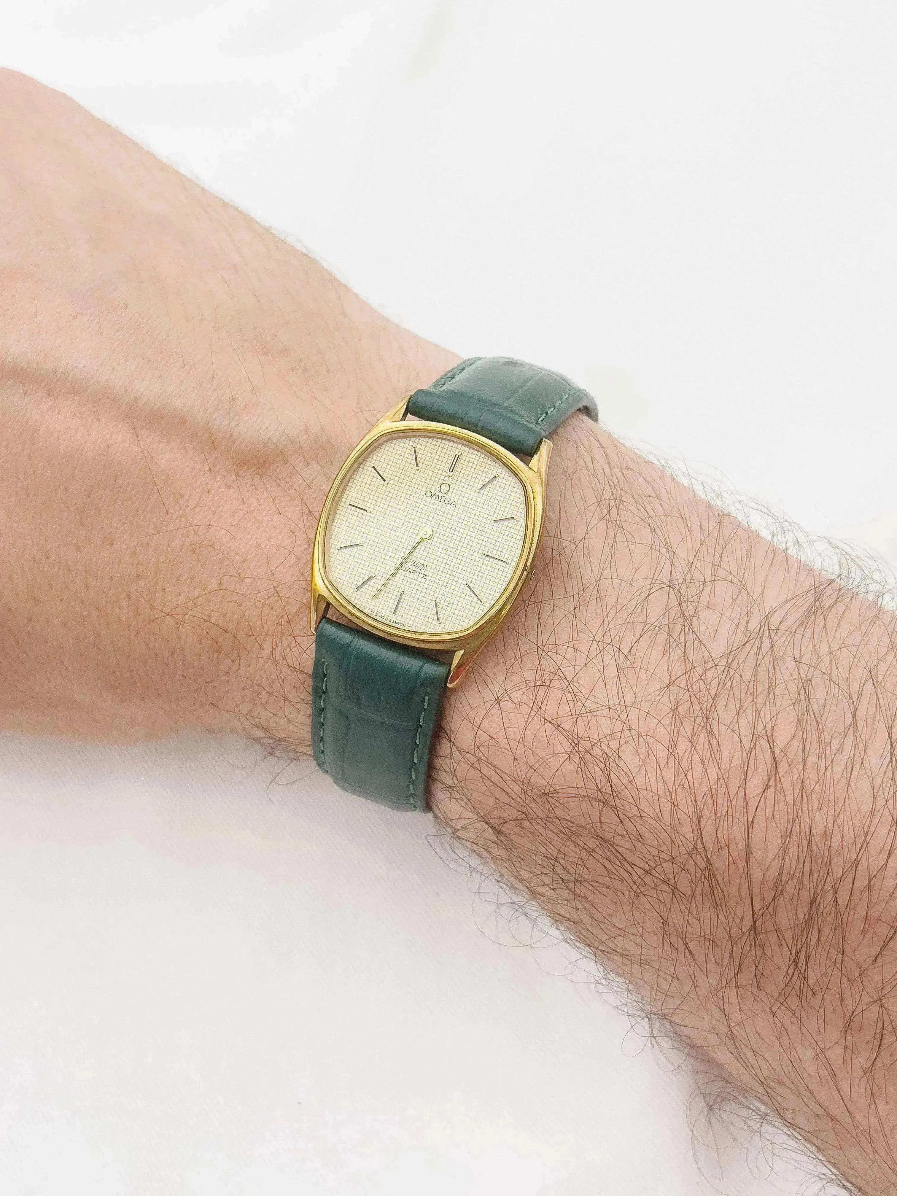 Omega - Nid d'abeille Tonneau Plaqué or - 1978 - Atelier Victor Paris - Vintage Watch Shop Dubai