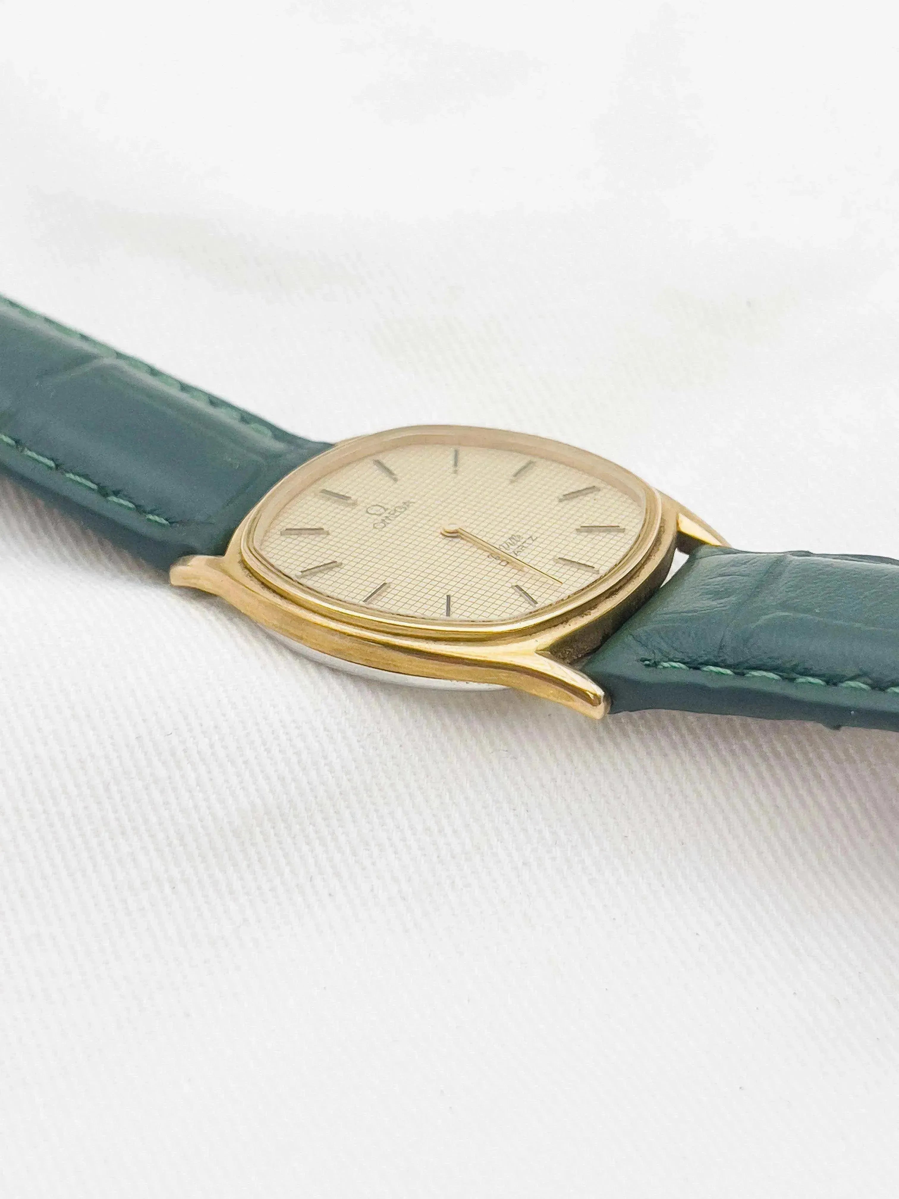 Omega - Nid d'abeille Tonneau Plaqué or - 1978 - Atelier Victor Paris - Vintage Watch Shop Dubai