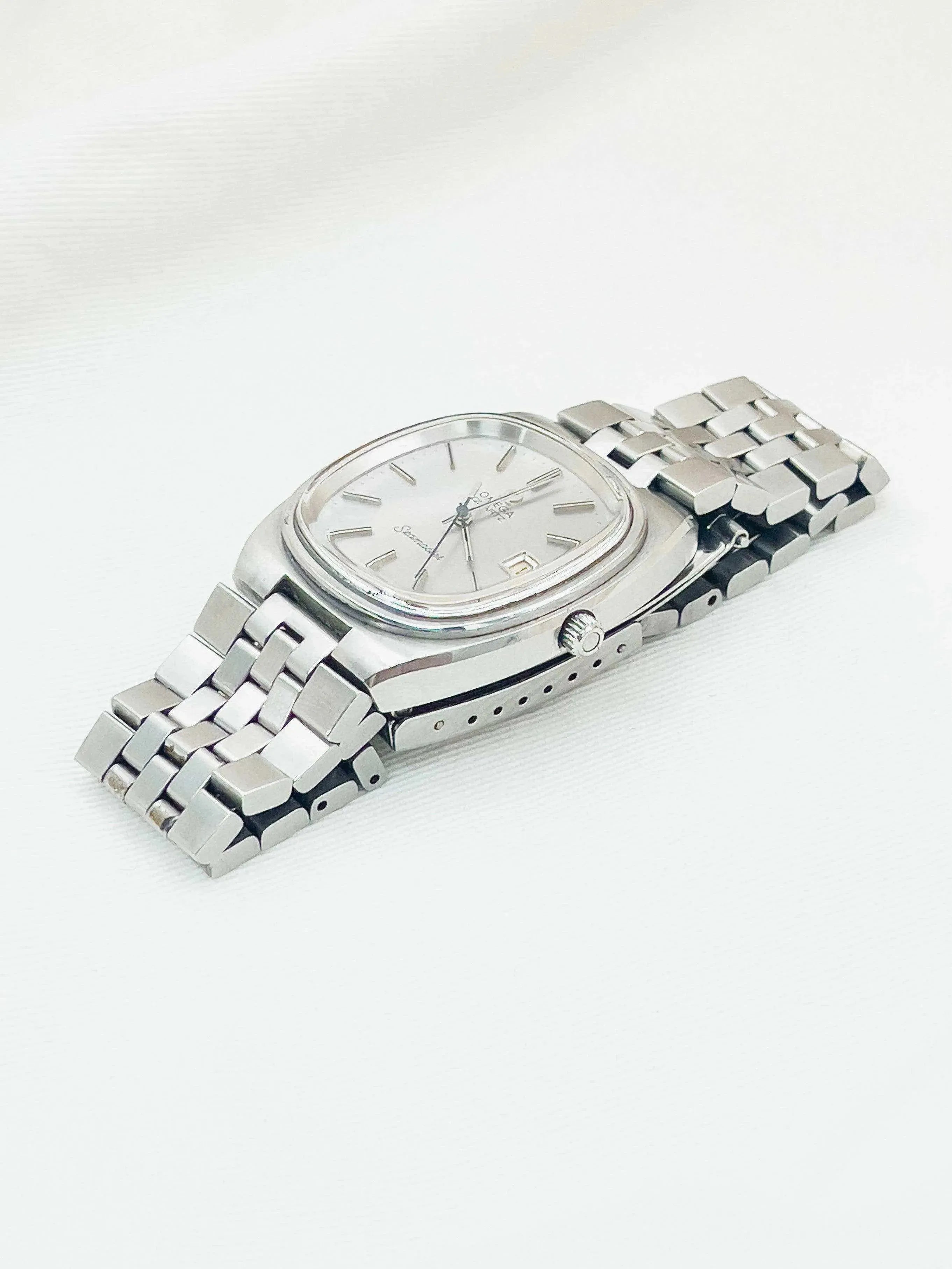 Omega - Seamaster Date w/ box - 1976 - Atelier Victor Paris - Vintage Watch Shop Dubai
