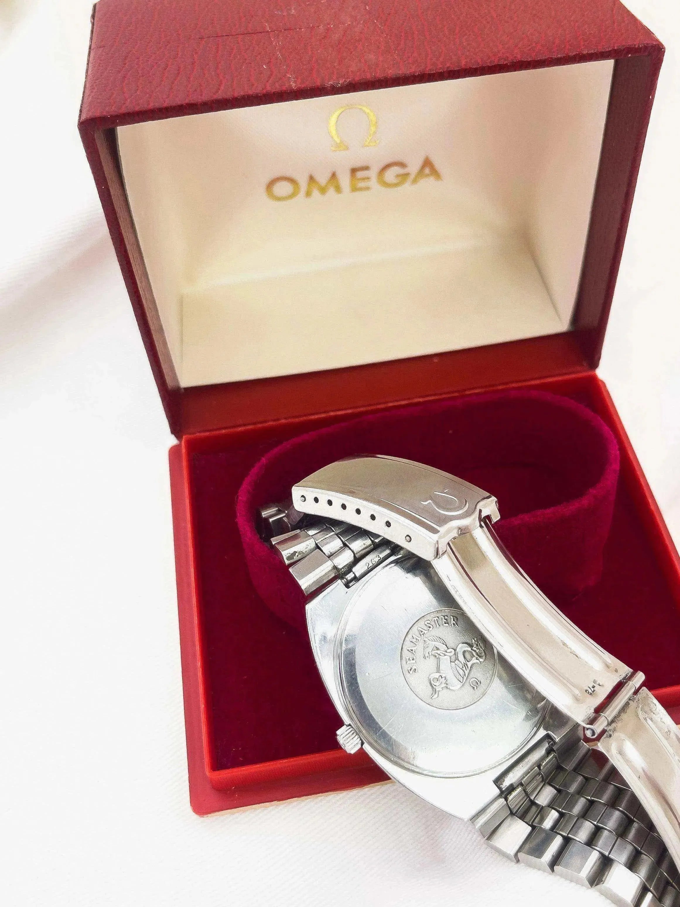 Omega - Seamaster Date w/ box - 1976 - Atelier Victor Paris - Vintage Watch Shop Dubai