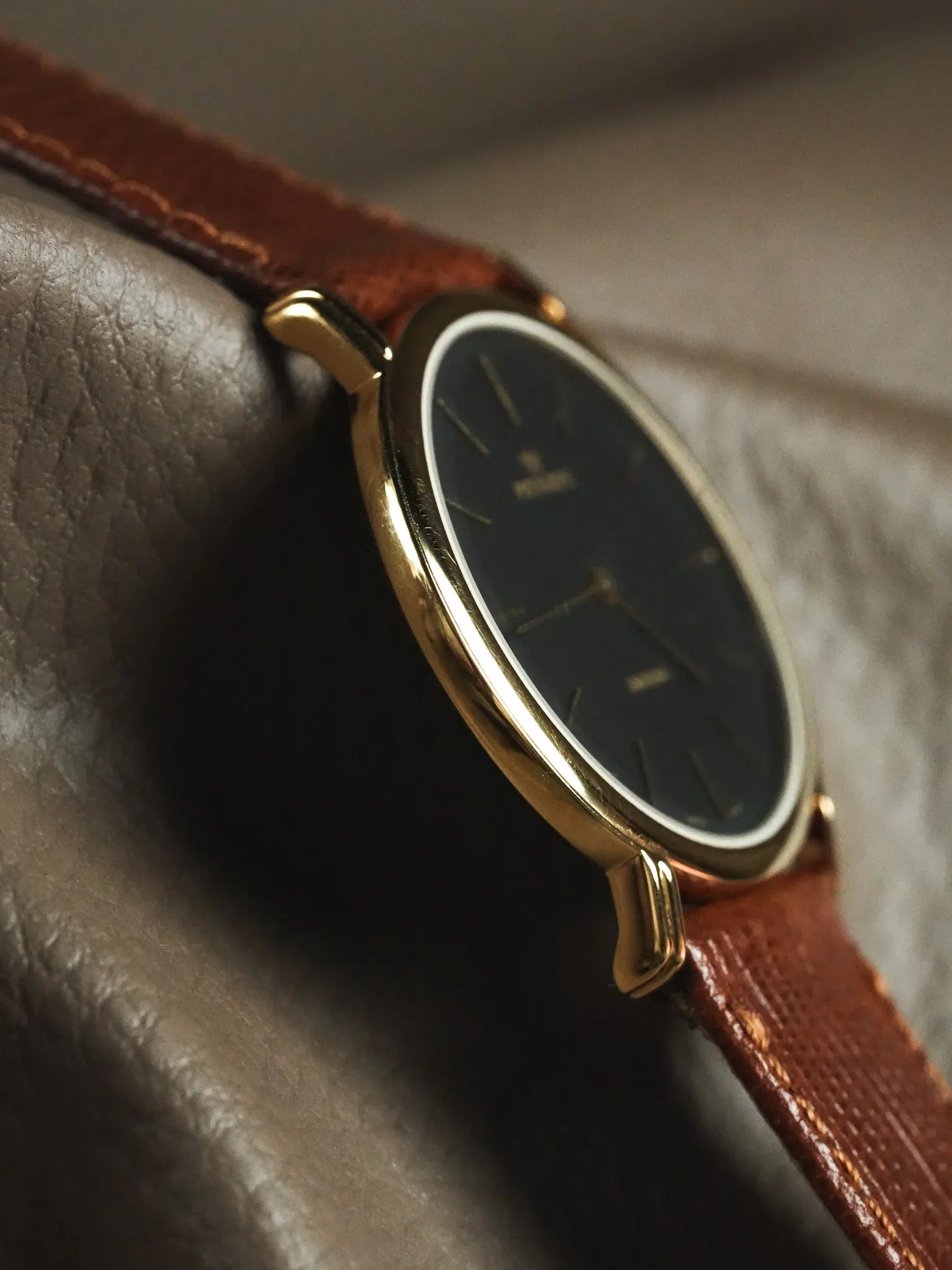 Pryngeps - Smoking montre habillée or cadran noir - NOS - 1990s - Atelier Victor - Vintage Shop