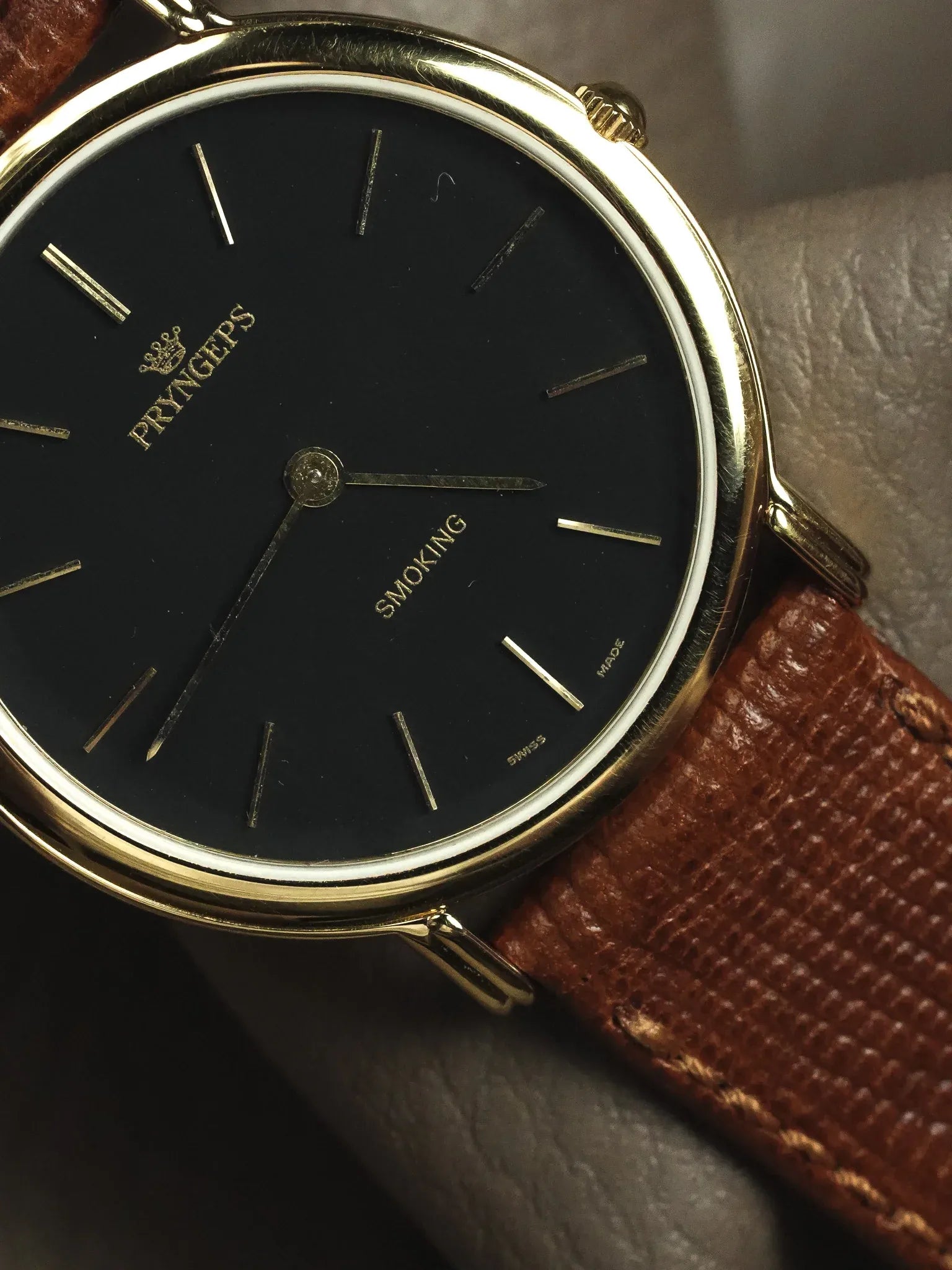 Pryngeps - Smoking montre habillée or cadran noir - NOS - 1990s - Atelier Victor - Vintage Shop