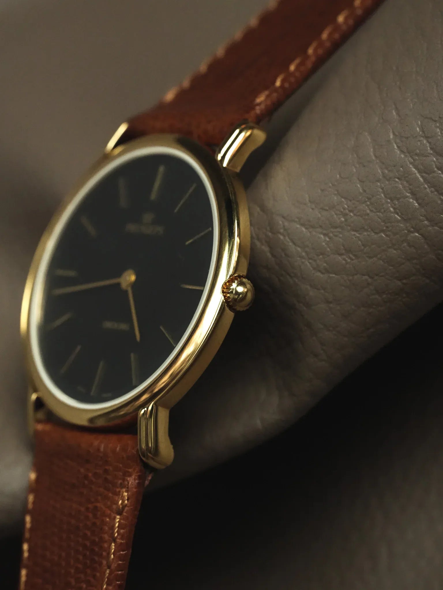 Pryngeps - Smoking montre habillée or cadran noir - NOS - 1990s - Atelier Victor - Vintage Shop