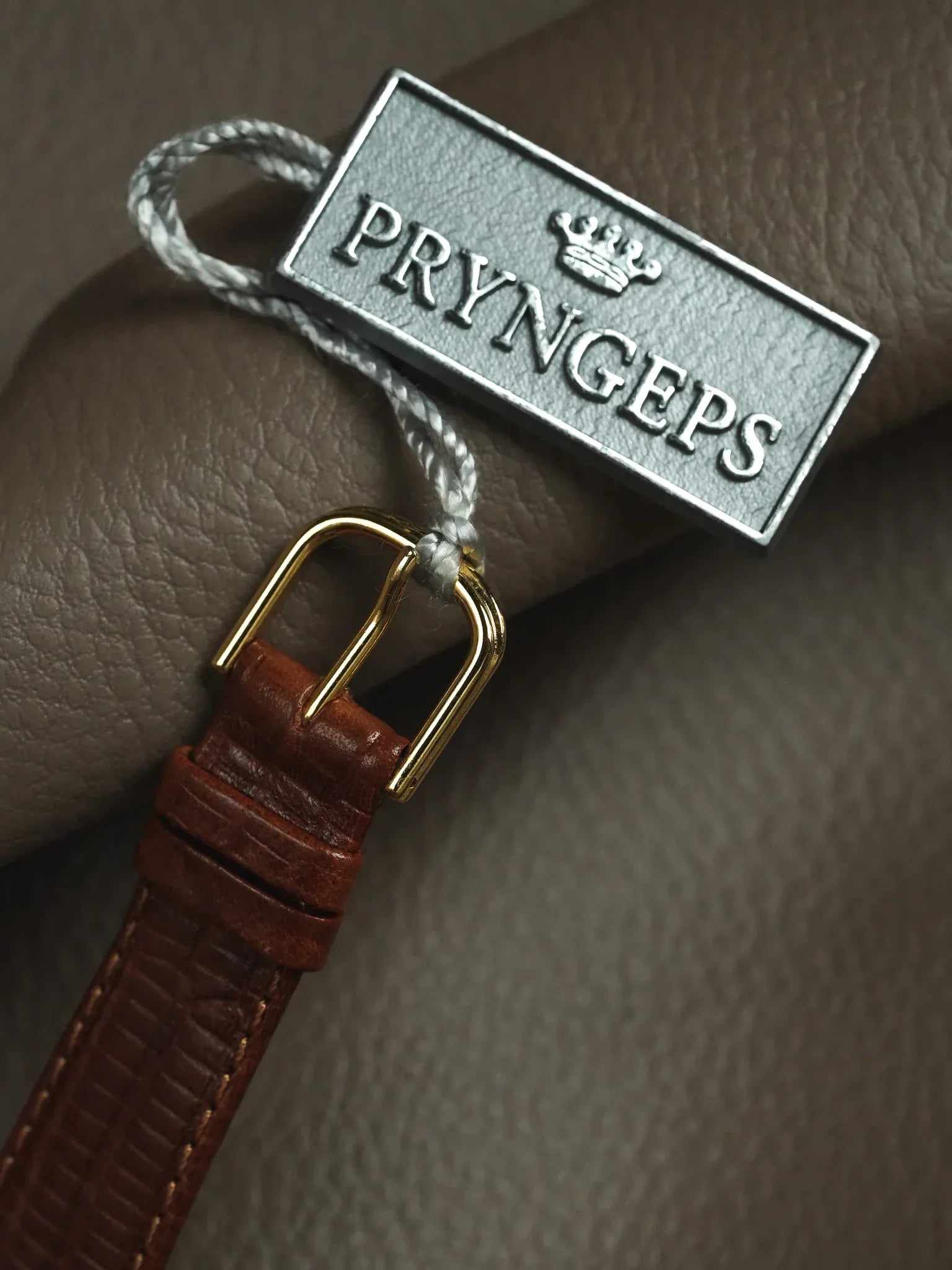 Pryngeps - Smoking montre habillée or cadran noir - NOS - 1990s - Atelier Victor - Vintage Shop