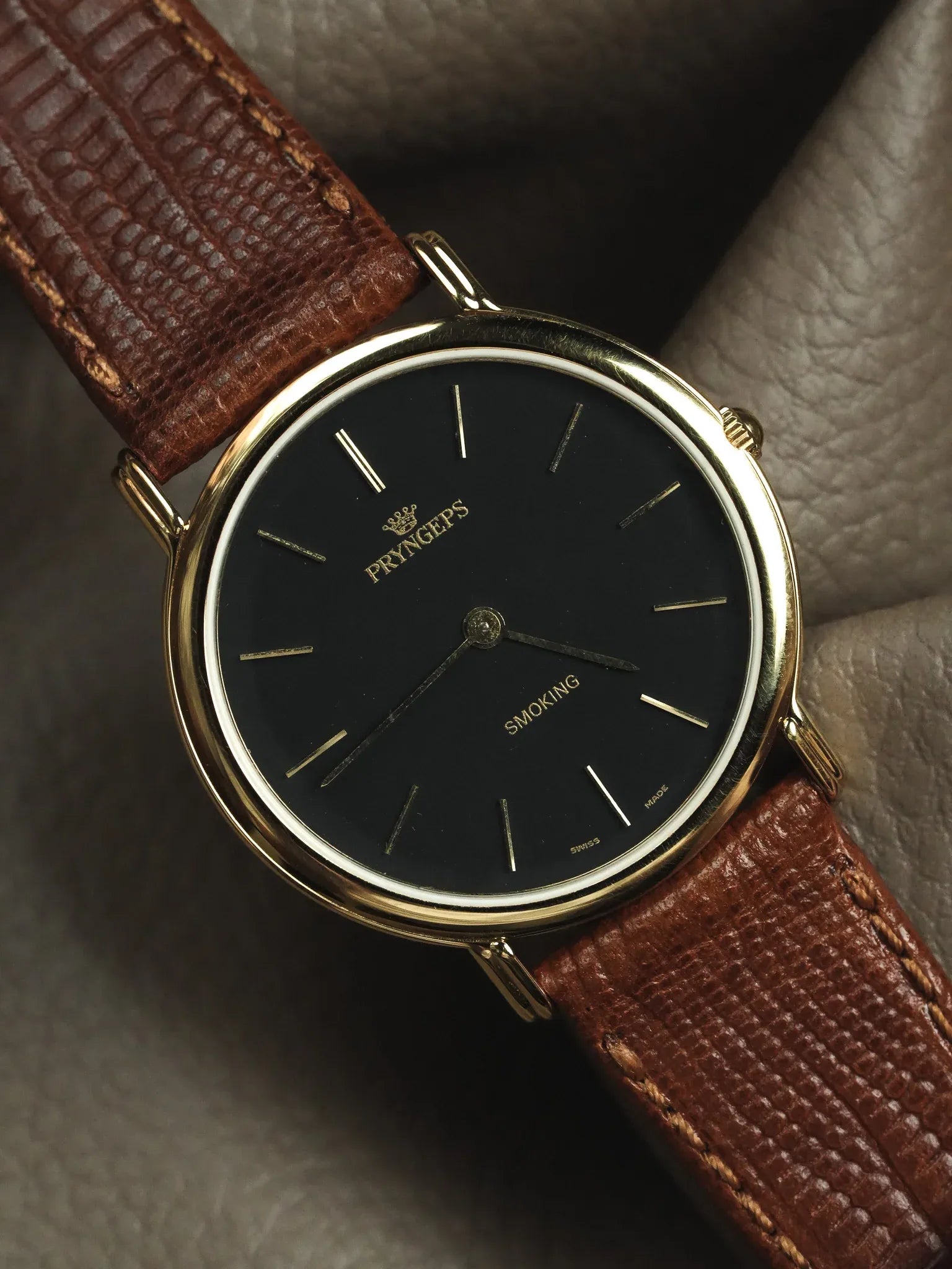 Pryngeps - Smoking montre habillée or cadran noir - NOS - 1990s - Atelier Victor - Vintage Shop