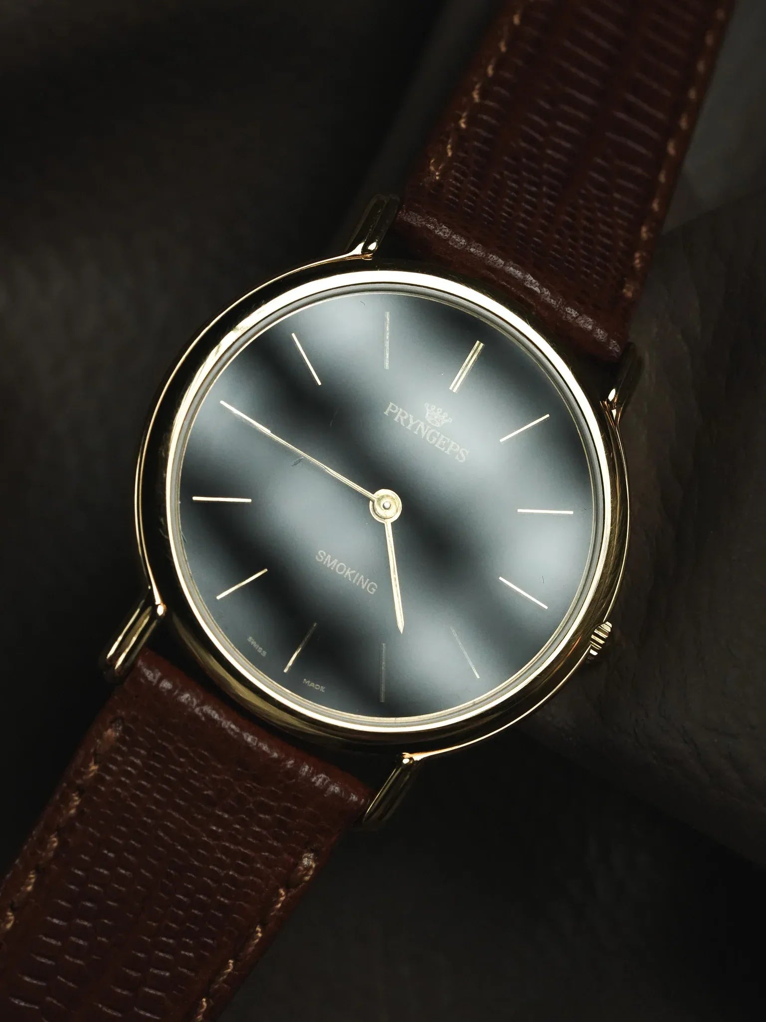 Pryngeps - Smoking montre habillée or cadran noir - NOS - 1990s - Atelier Victor - Vintage Shop